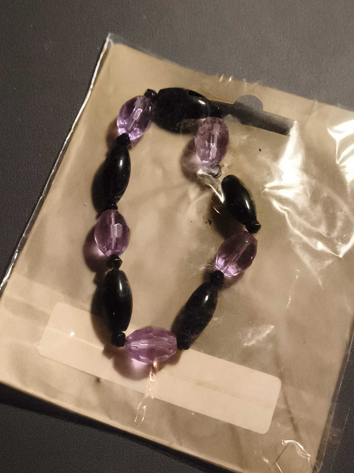 Bracelet vintage perles ovales noires et violettes deadstock ancien