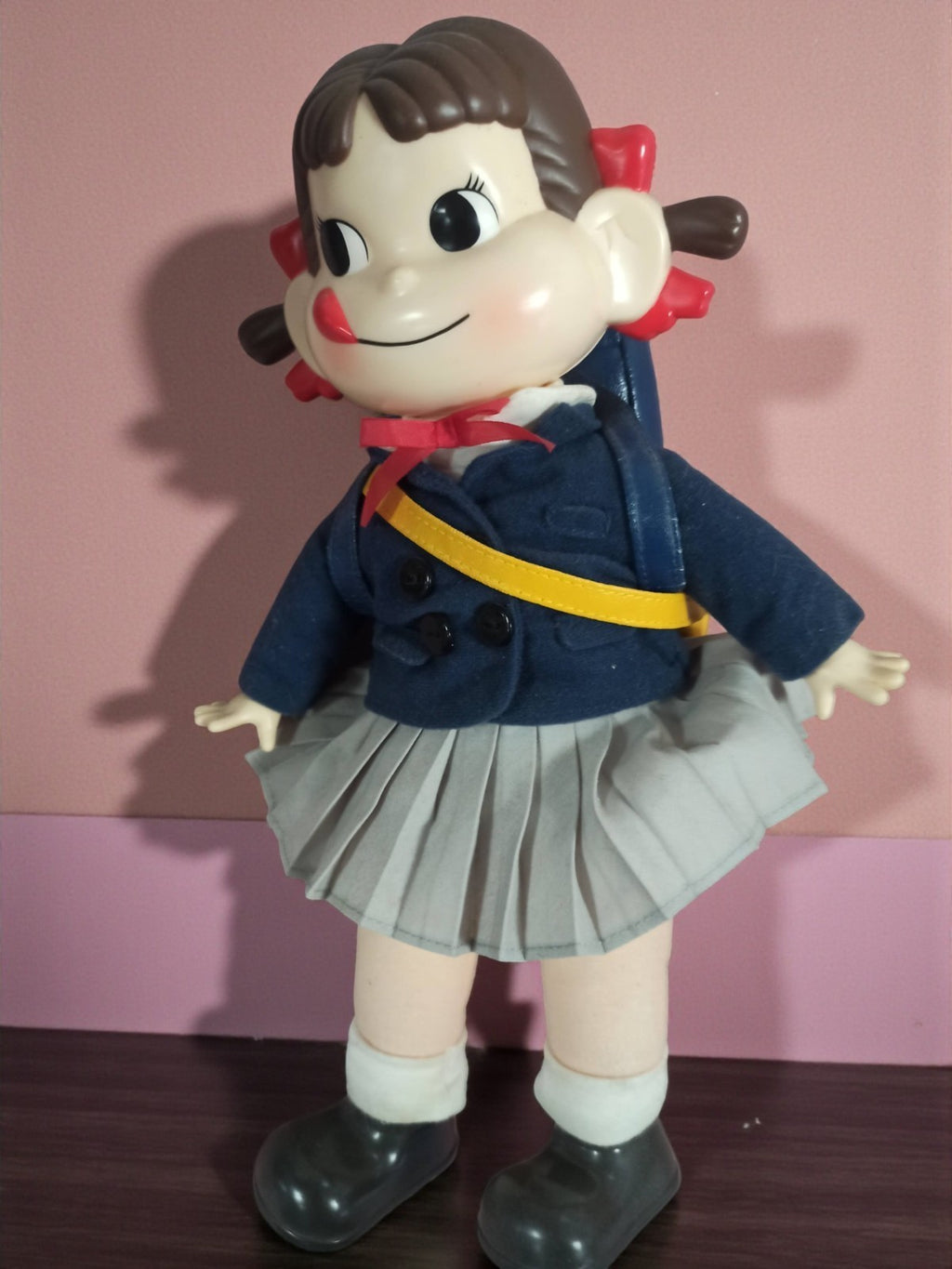 Poupée Peko-Chan vintage soft vinyl, tenue écolière, figurine japonaise