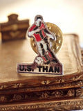 Pin's football vintage U.S. THAN joueur émaillé rouge noir ancien badge