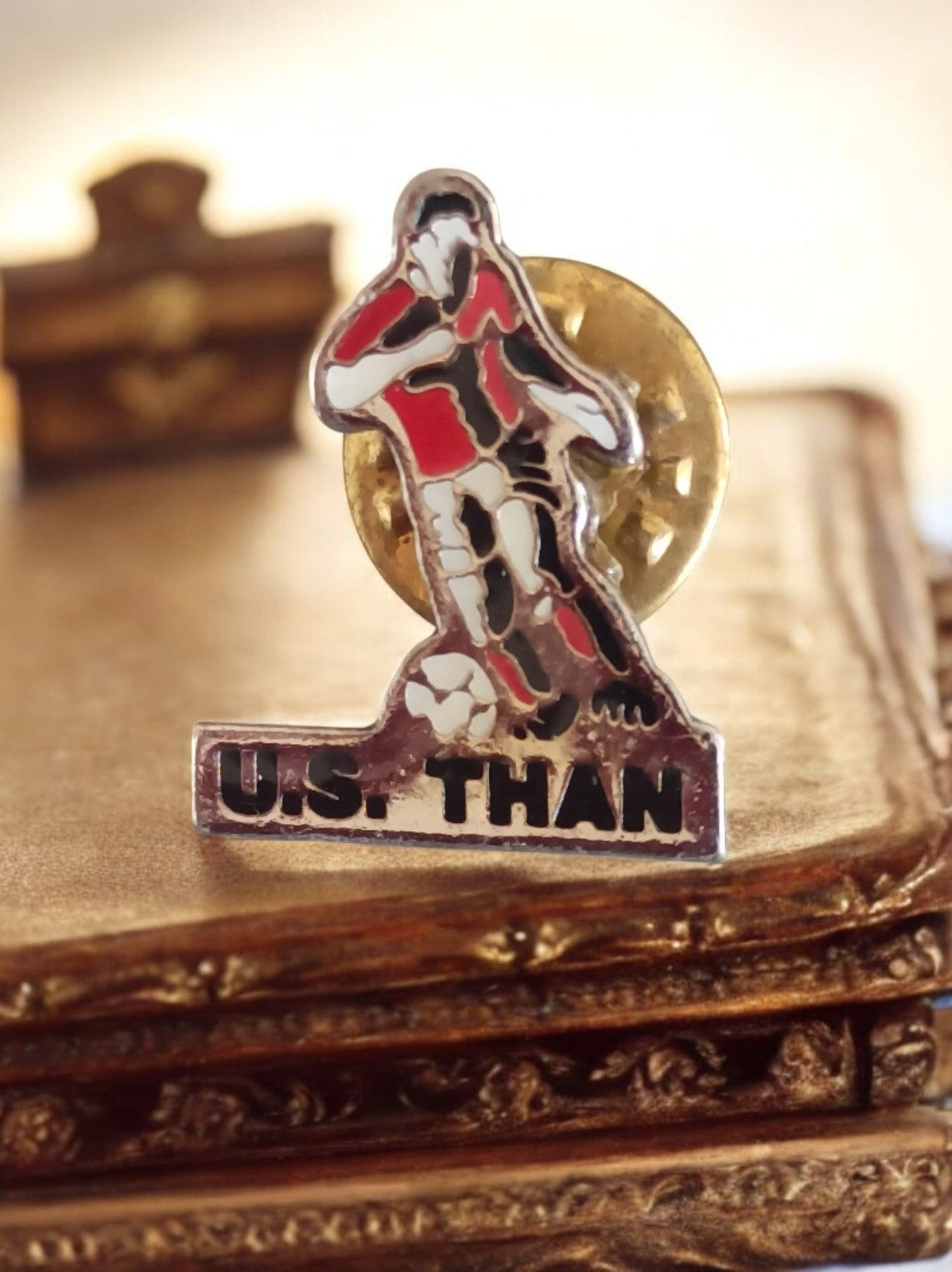 Pin's football vintage U.S. THAN joueur émaillé rouge noir ancien badge