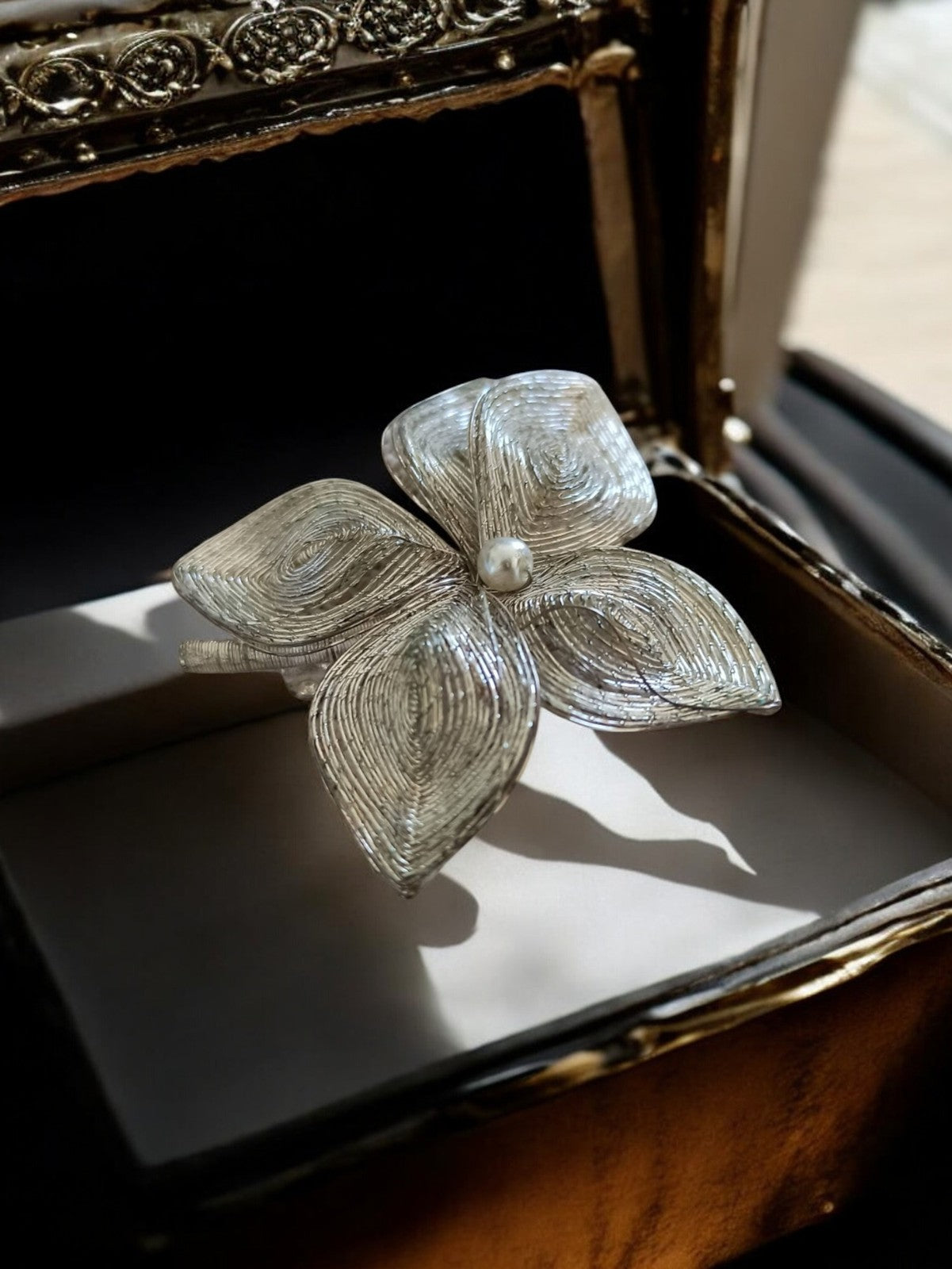 Broche fleur vintage métal argenté perle, bijou fantaisie rétro chic