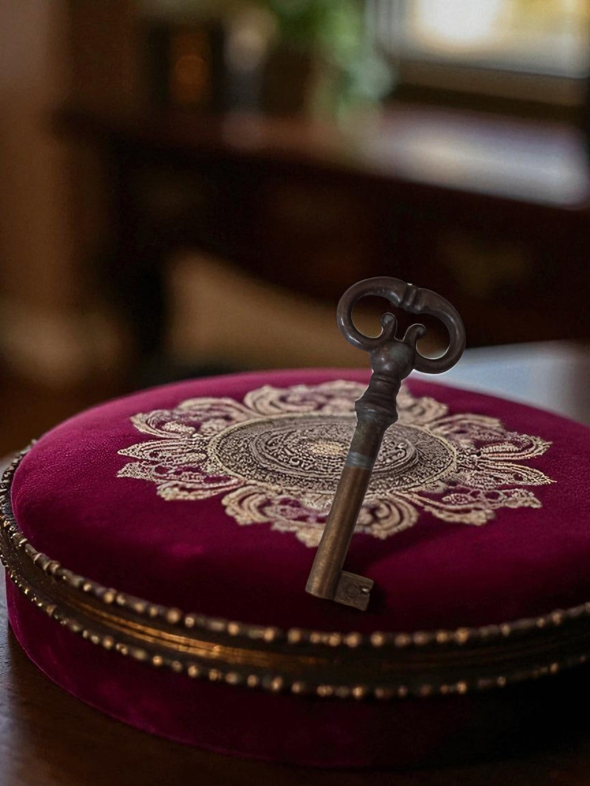 Petite clé ancienne vintage, forme baroque, porte ou meuble déco manoir