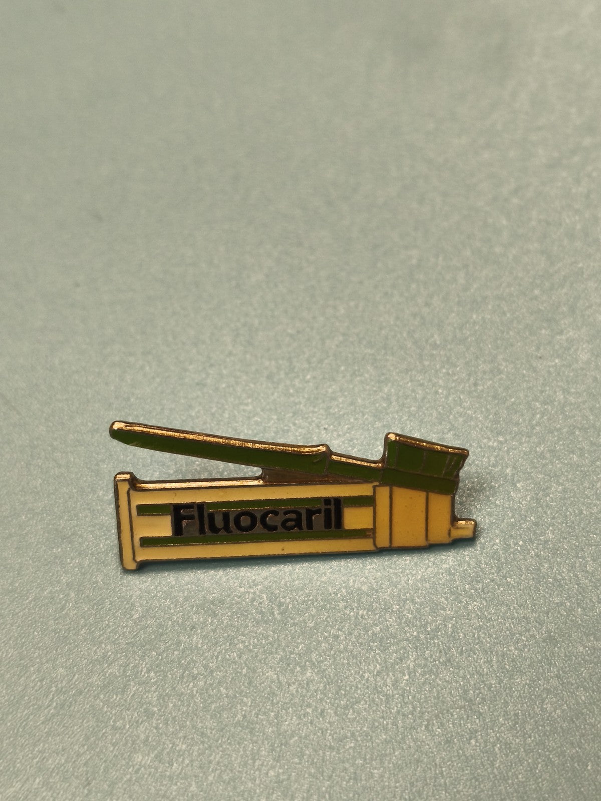 Pin's vintage Fluocaril tube dentifrice émaillé collection publicité rétro
