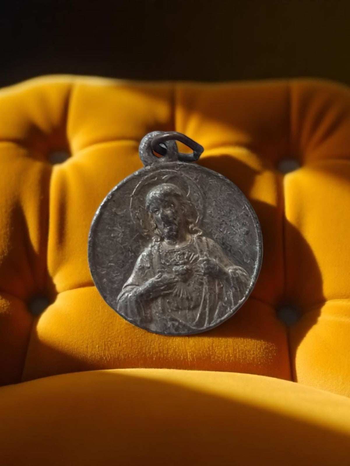Médaille religieuse ancienne métal Christ Sacré-Cœur, pendentif vintage catholiq