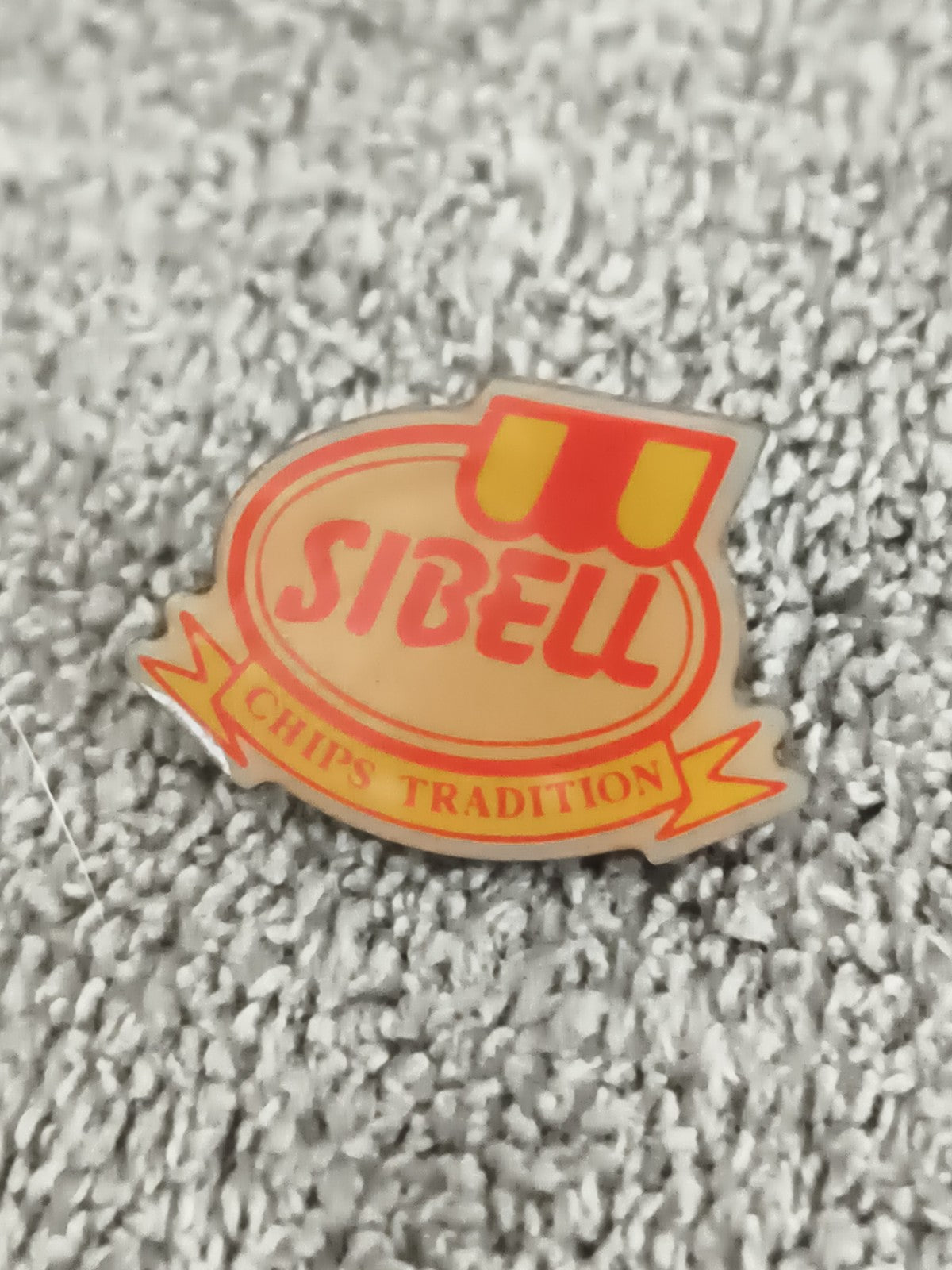 Pin's SIBELL vintage chips tradition logo jaune rouge, badge publicitaire rétro