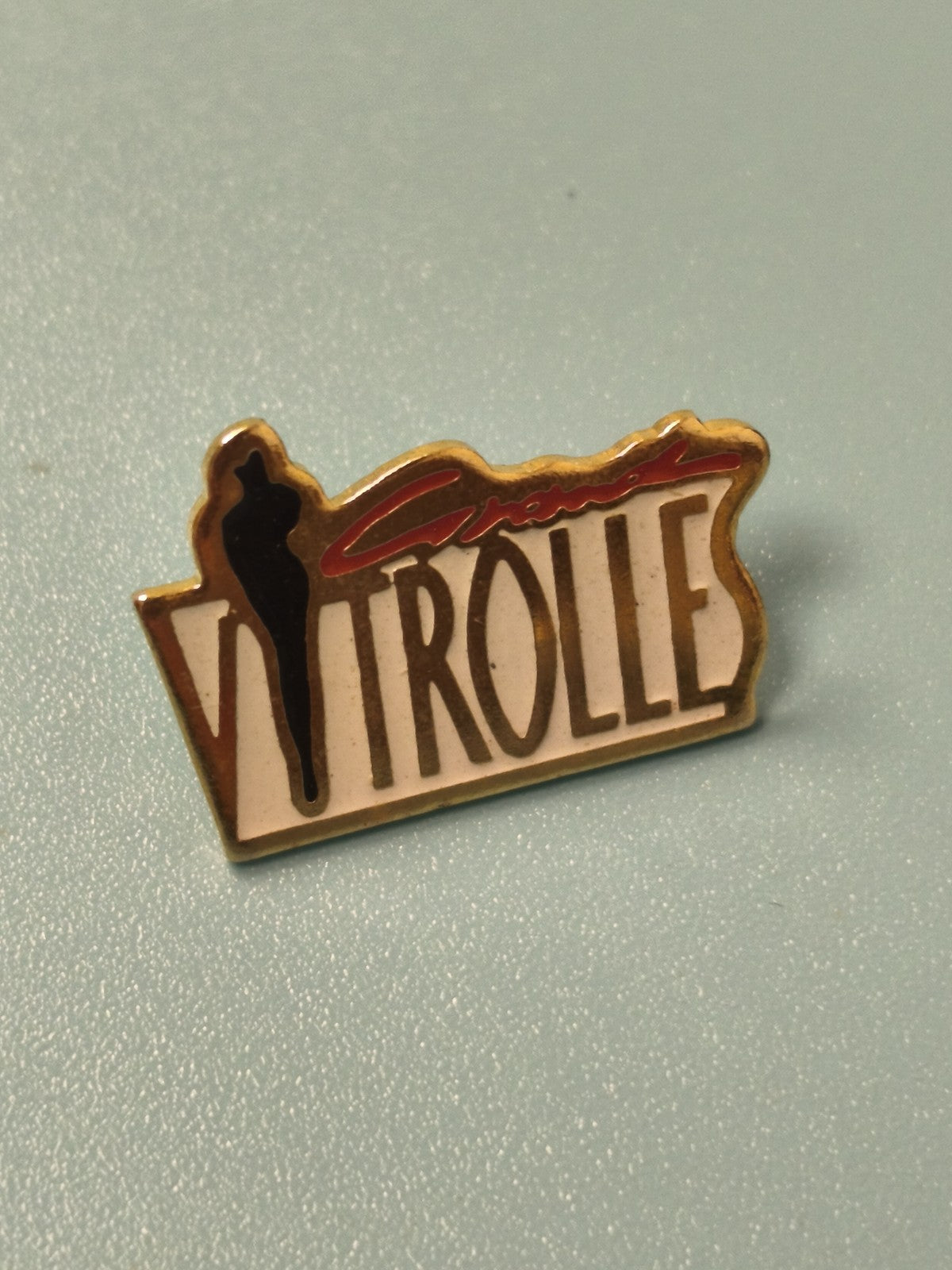 Vintage pin's Vitrolles silhouette noire émaillé collection rétro rare