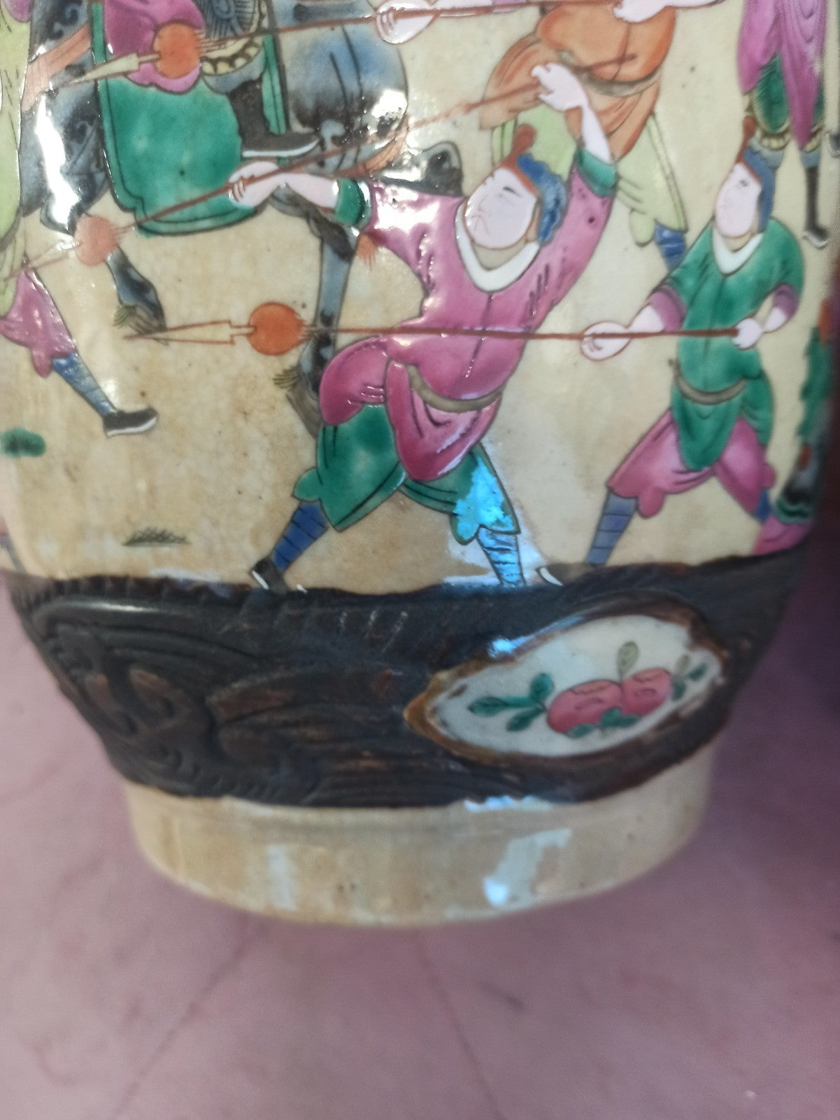 Paire de vases chinois anciens, émaux polychromes, dragons en relief, vintage