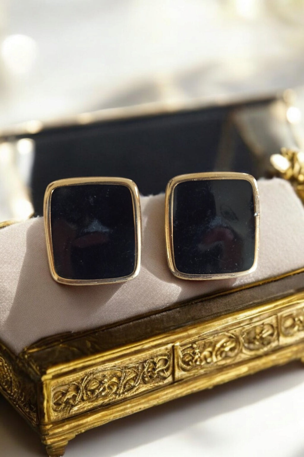 Boucles d’oreilles Monet vintage carré noir doré, clips signées années 80