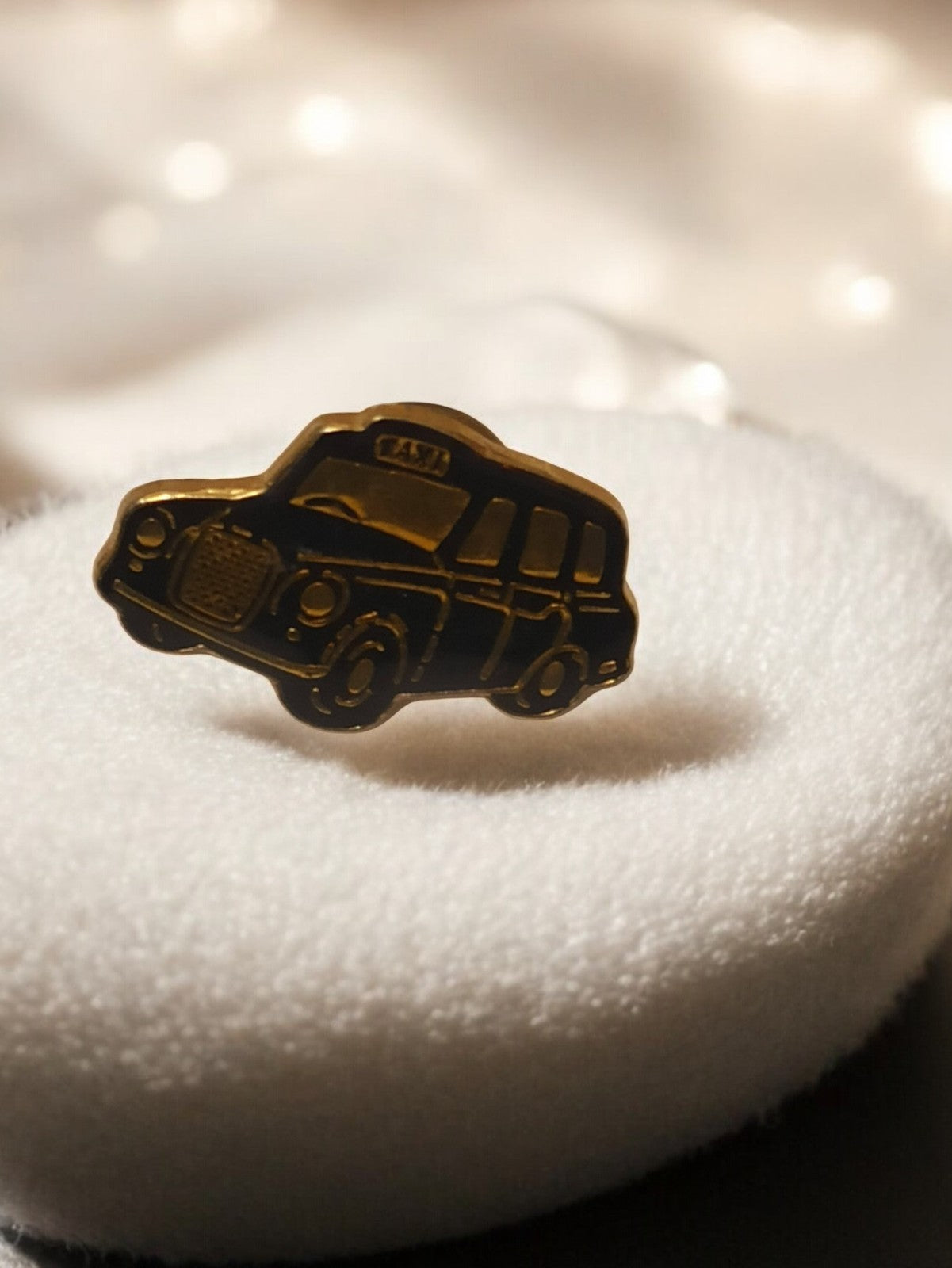 Pin's vintage taxi noir doré rétro, objet publicitaire ancien