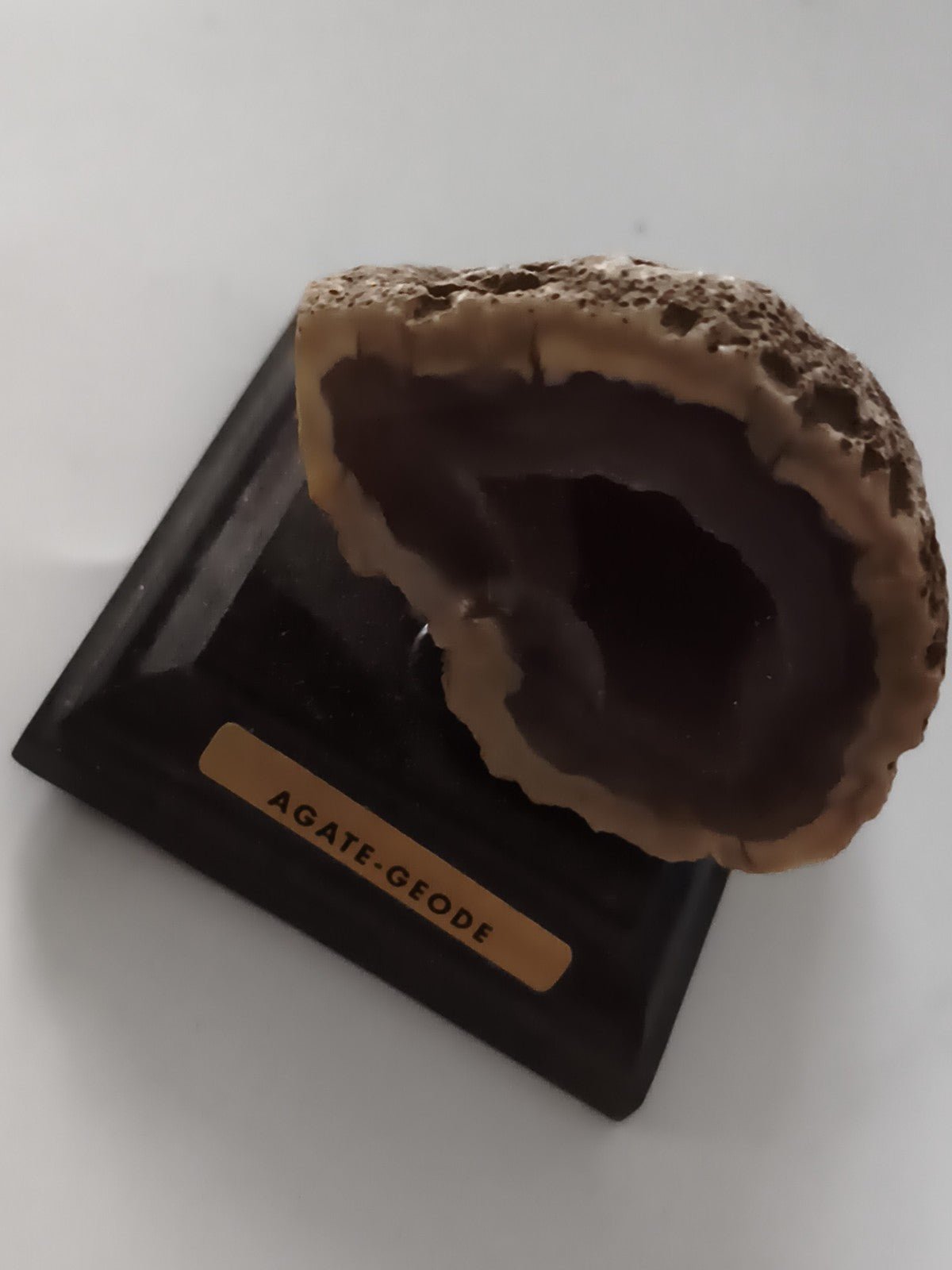 Géode d'agate sur socle, pierre naturelle décorative, minéral brut