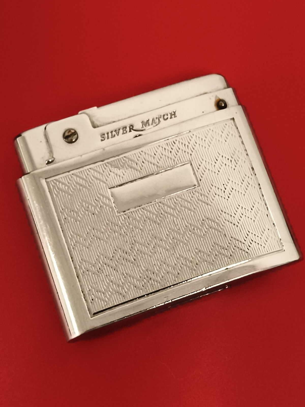 Briquet vintage Silver Match à motif guilloché ancien, finition argentée, rétro