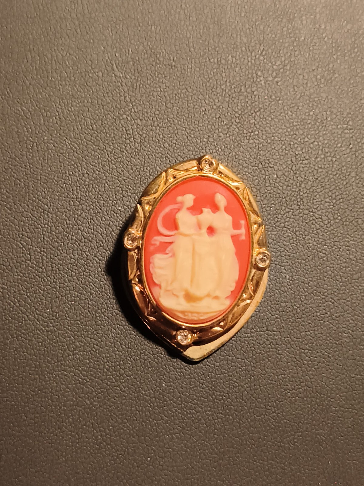 Broche camée vintage ovale dorée relief femmes style rétro bijou fantaisie