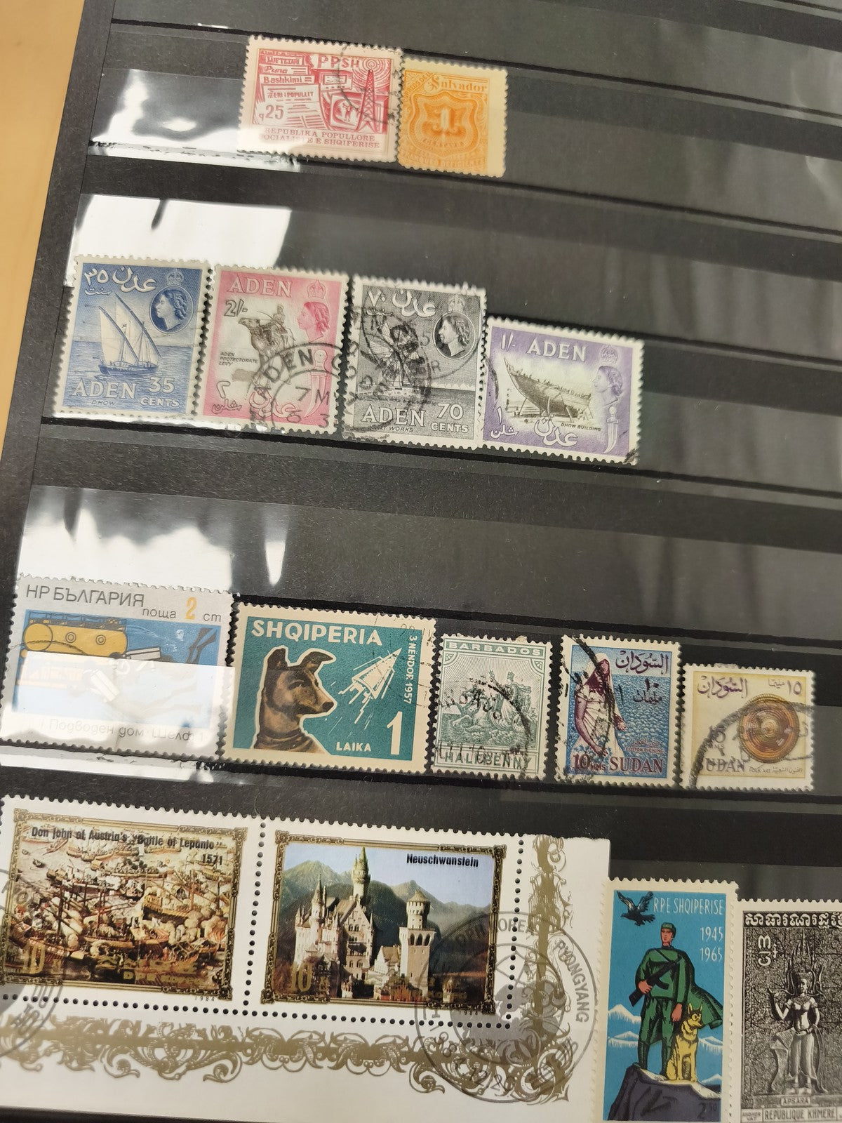 Lot de timbres du monde divers pays, thématiques variées, couleurs vives, oblité
