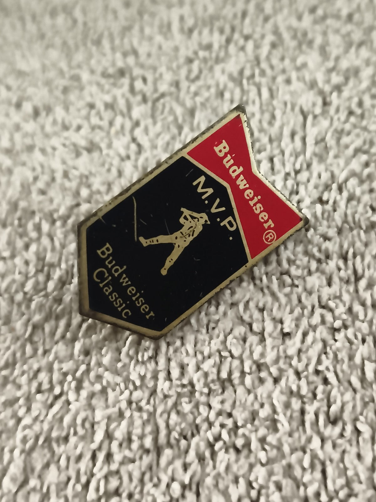 Pin's Budweiser Classic M.V.P vintage, badge publicitaire bière, aspect émaillé