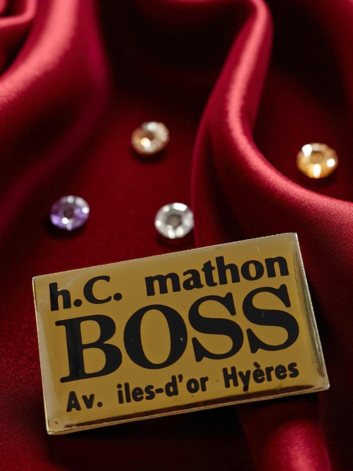 Pin's publicitaire vintage émail h.c. mathon BOSS Hyères rectangulaire jaune