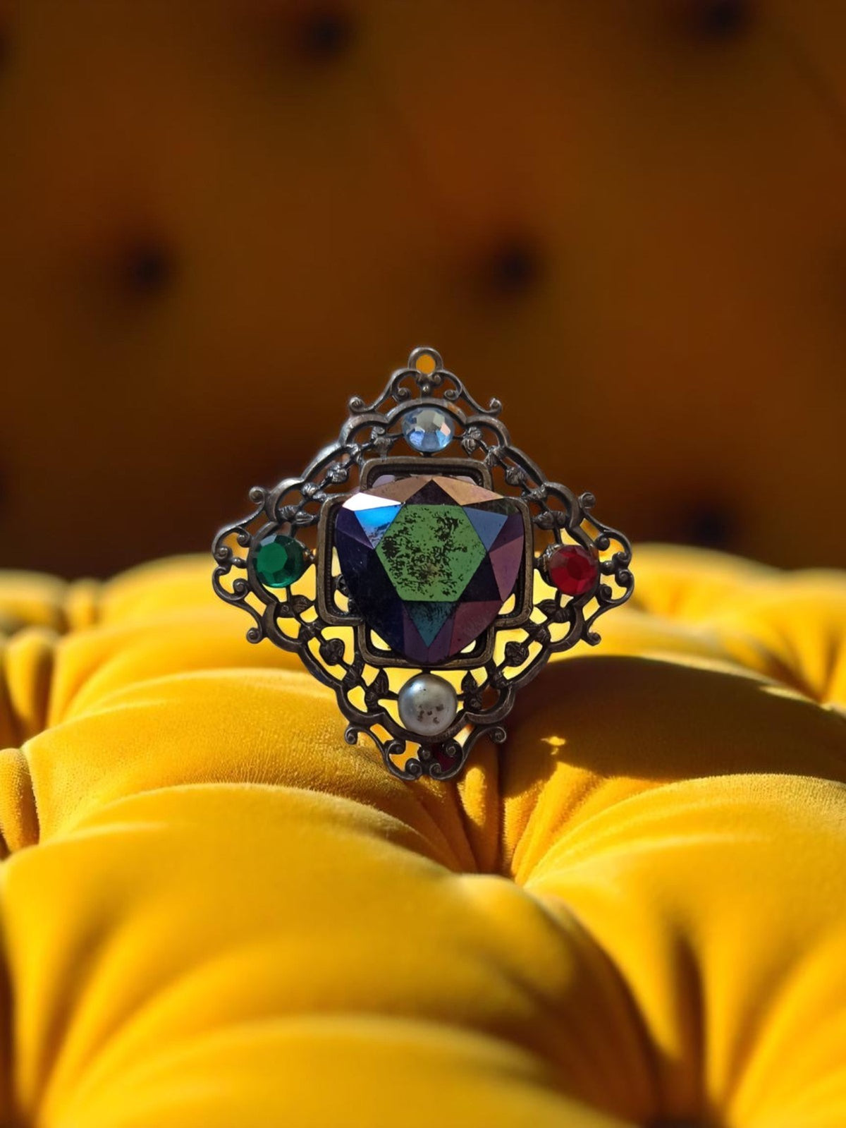 Retro-Anhänger aus Metall mit mehrfarbigen Strasssteinen, quadratischer Vintage-Barockschmuck