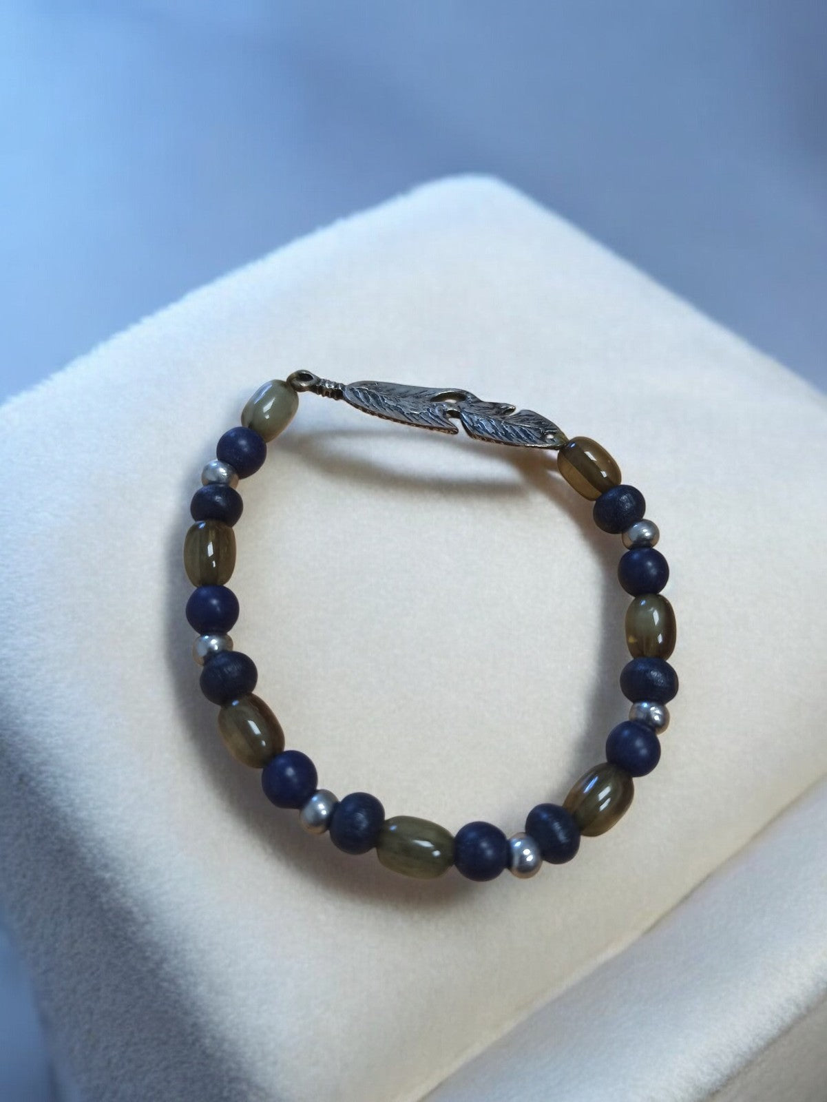 Bracelet perles vintage bleu marron, fermoir plume rétro fantaisie ancien