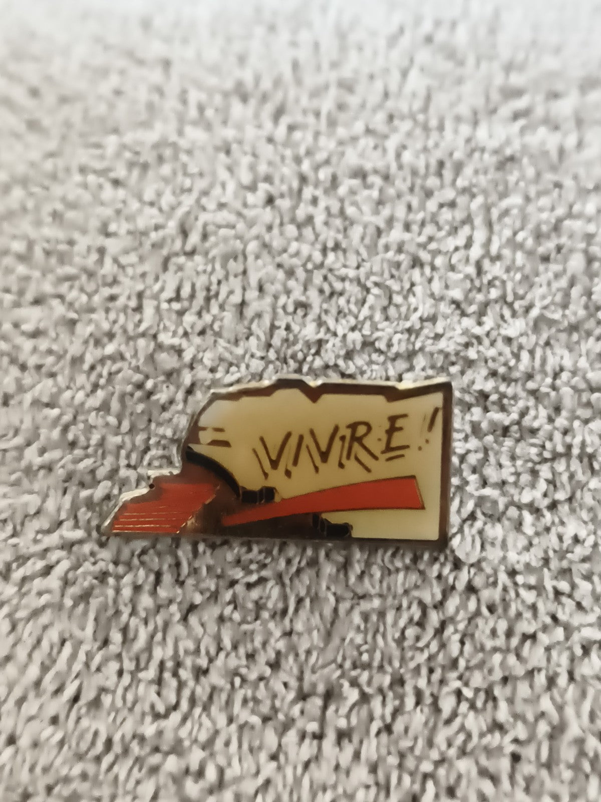 Pin's vintage VIVRE! graphique crème rouge, badge rétro années 80-90 (Ref 6)