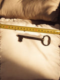 Clé ancienne de château XIXe fer forgé patine foncée serrure vintage déco