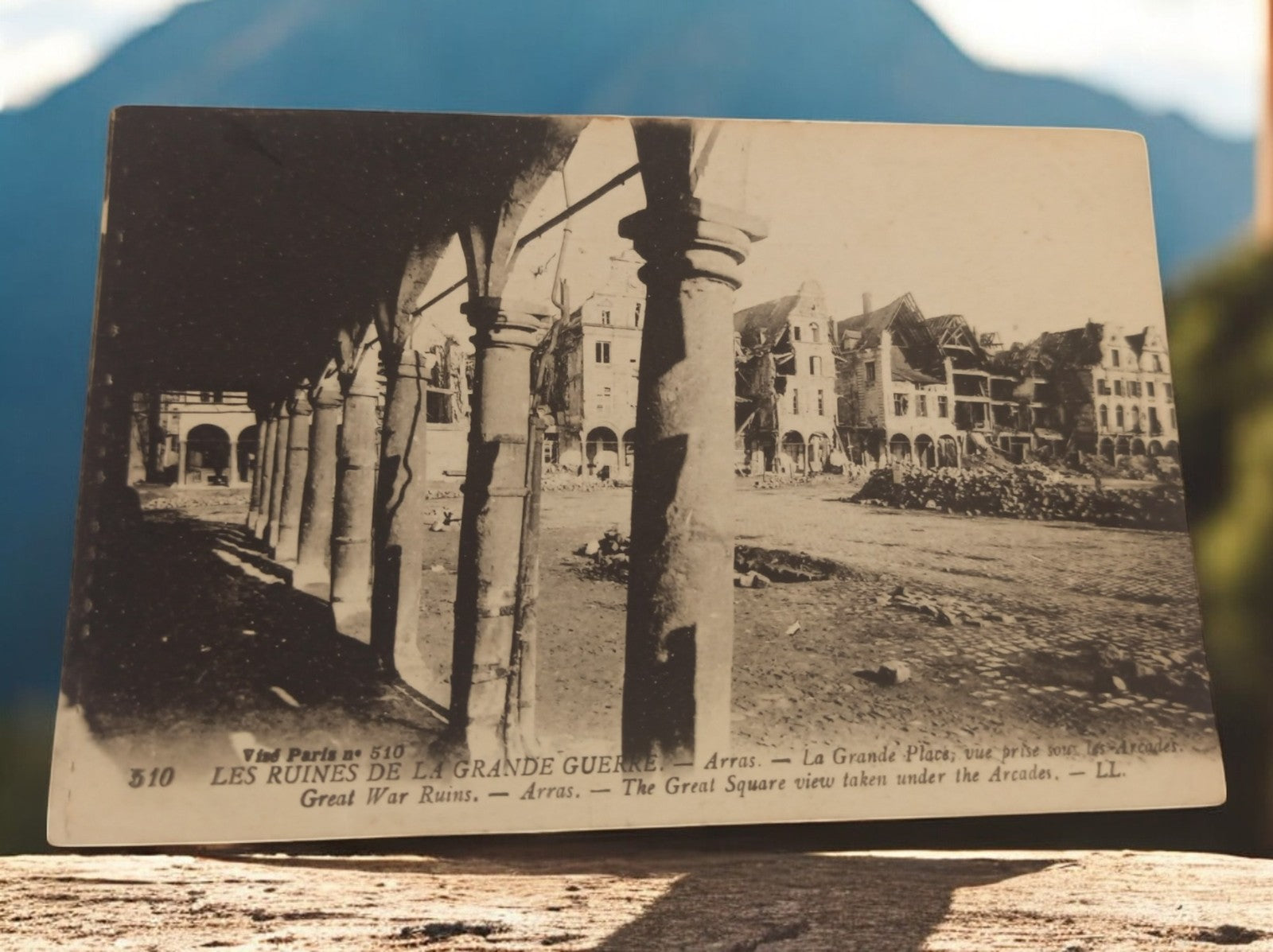Carte postale vintage guerre mondiale Arras ruines Grande Place noir et blanc