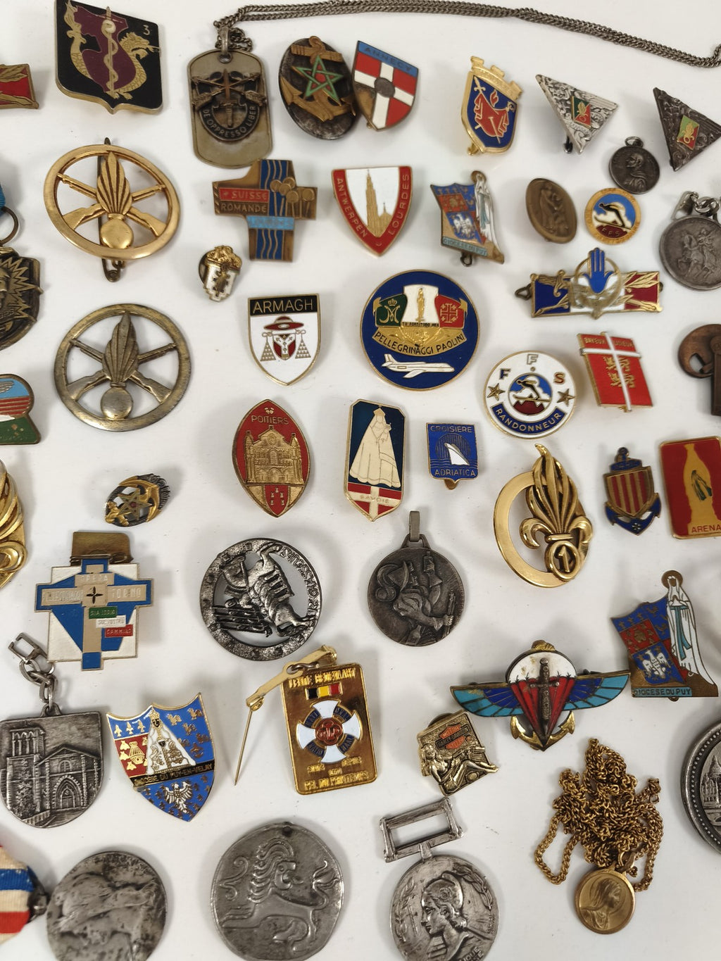 Très gros lot anciennes médailles et insignes militaires divers collection vinta