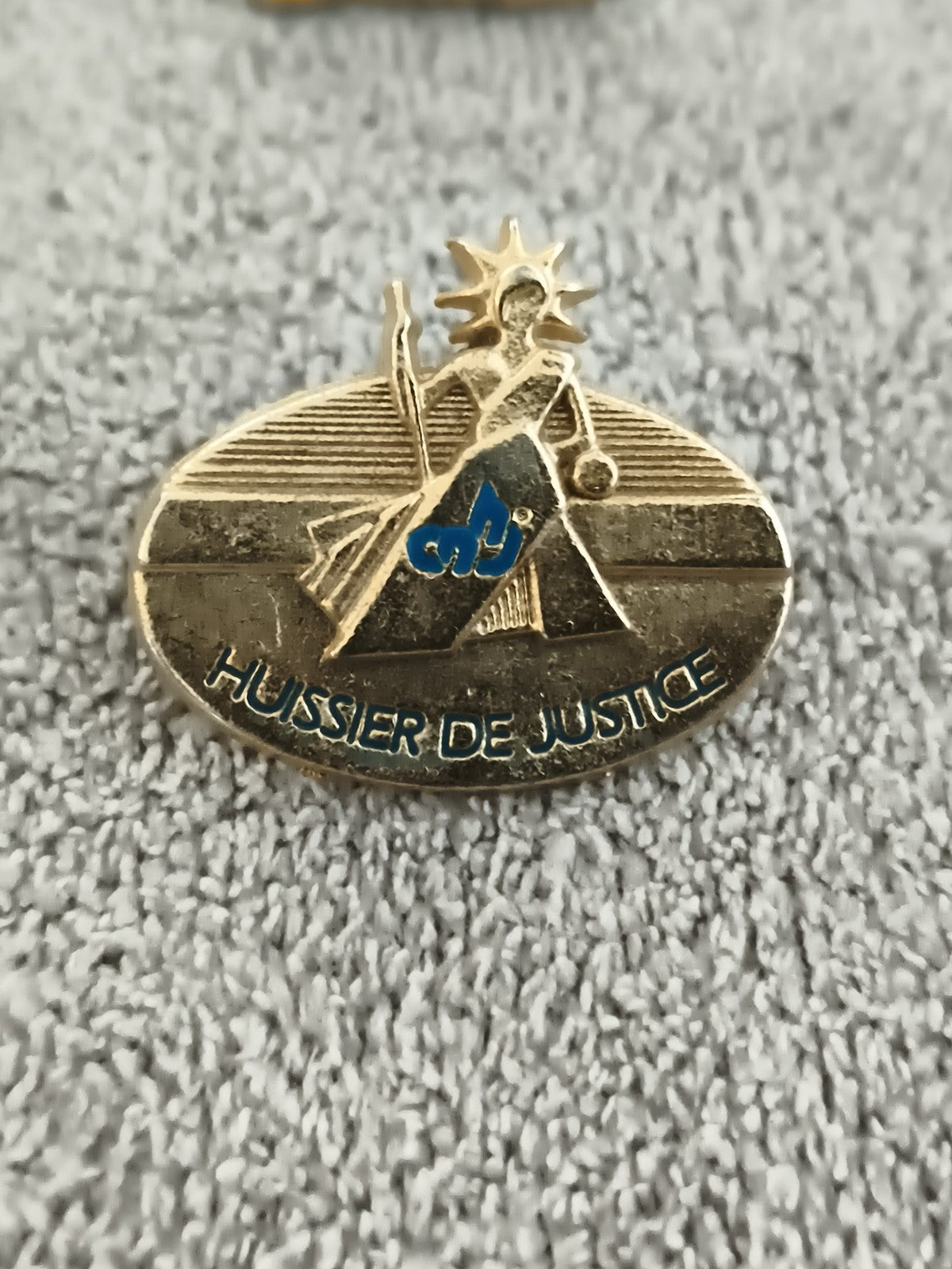 Pin's Huissier de Justice vintage, insigne CNHJ doré, badge ancien métier
