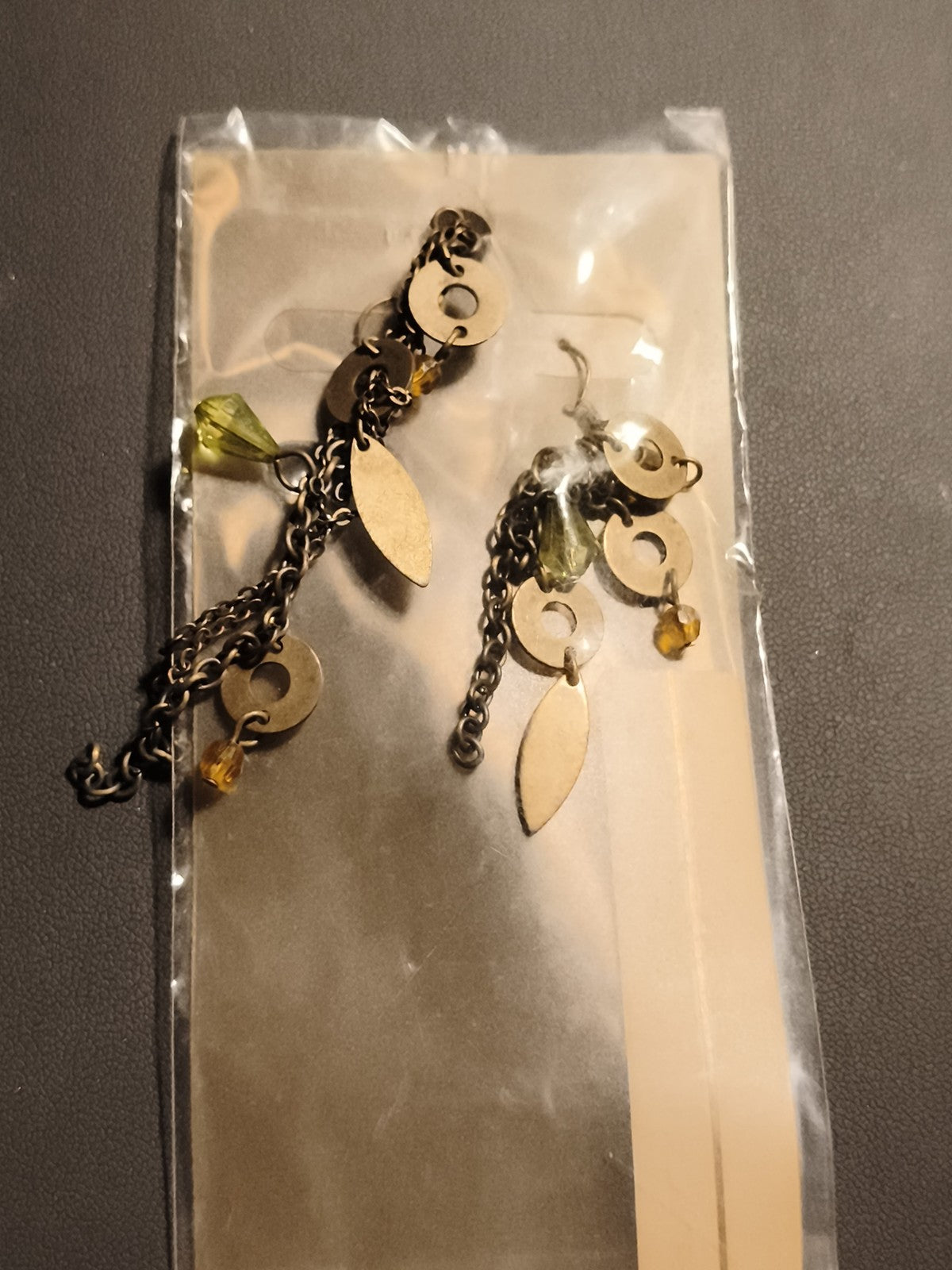 Boucles d'oreilles vintage pendantes chaînes et perles vertes deadstock