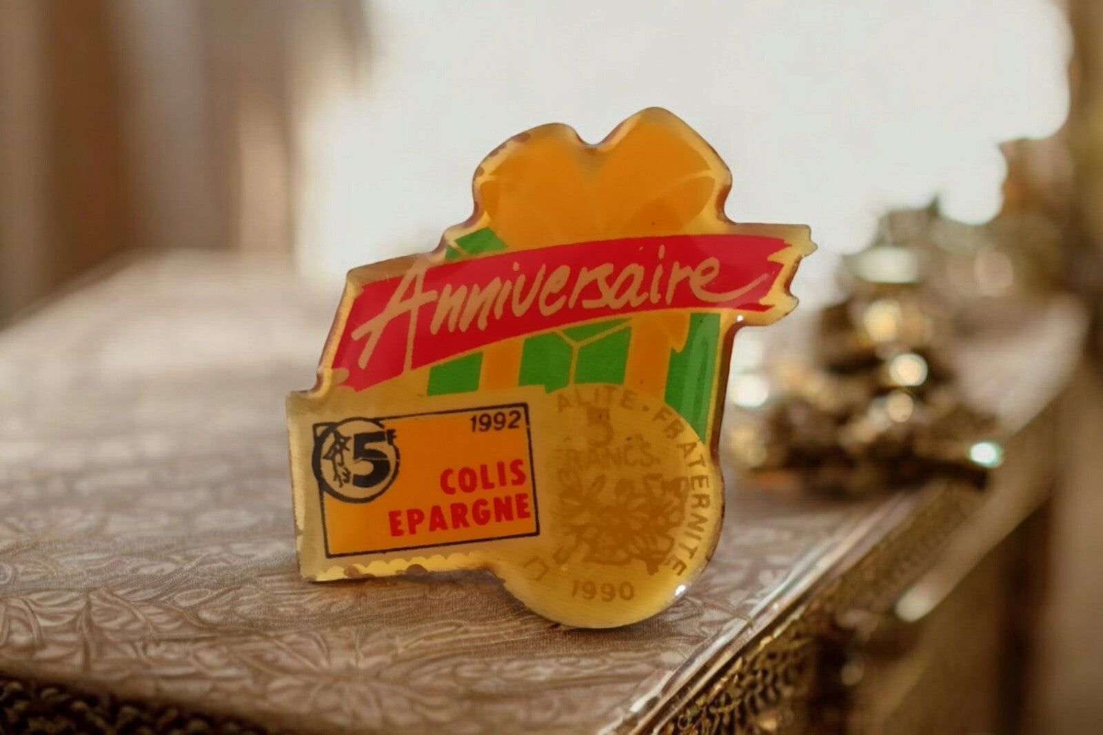 Pin's Anniversaire Colis Épargne 1992 vintage jaune vert rouge