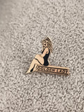 Pin's vintage Golden Lady femme assise style rétro années 80/90 (Ref 9)