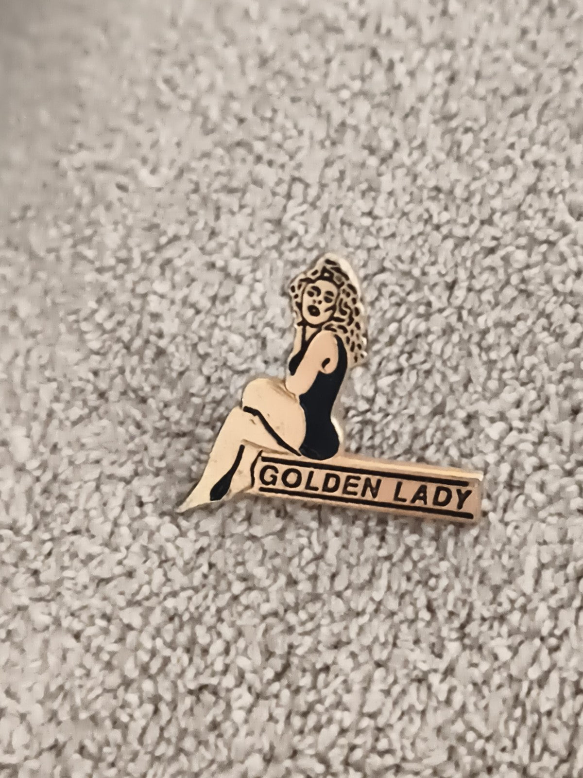 Pin's vintage Golden Lady femme assise style rétro années 80/90 (Ref 9)