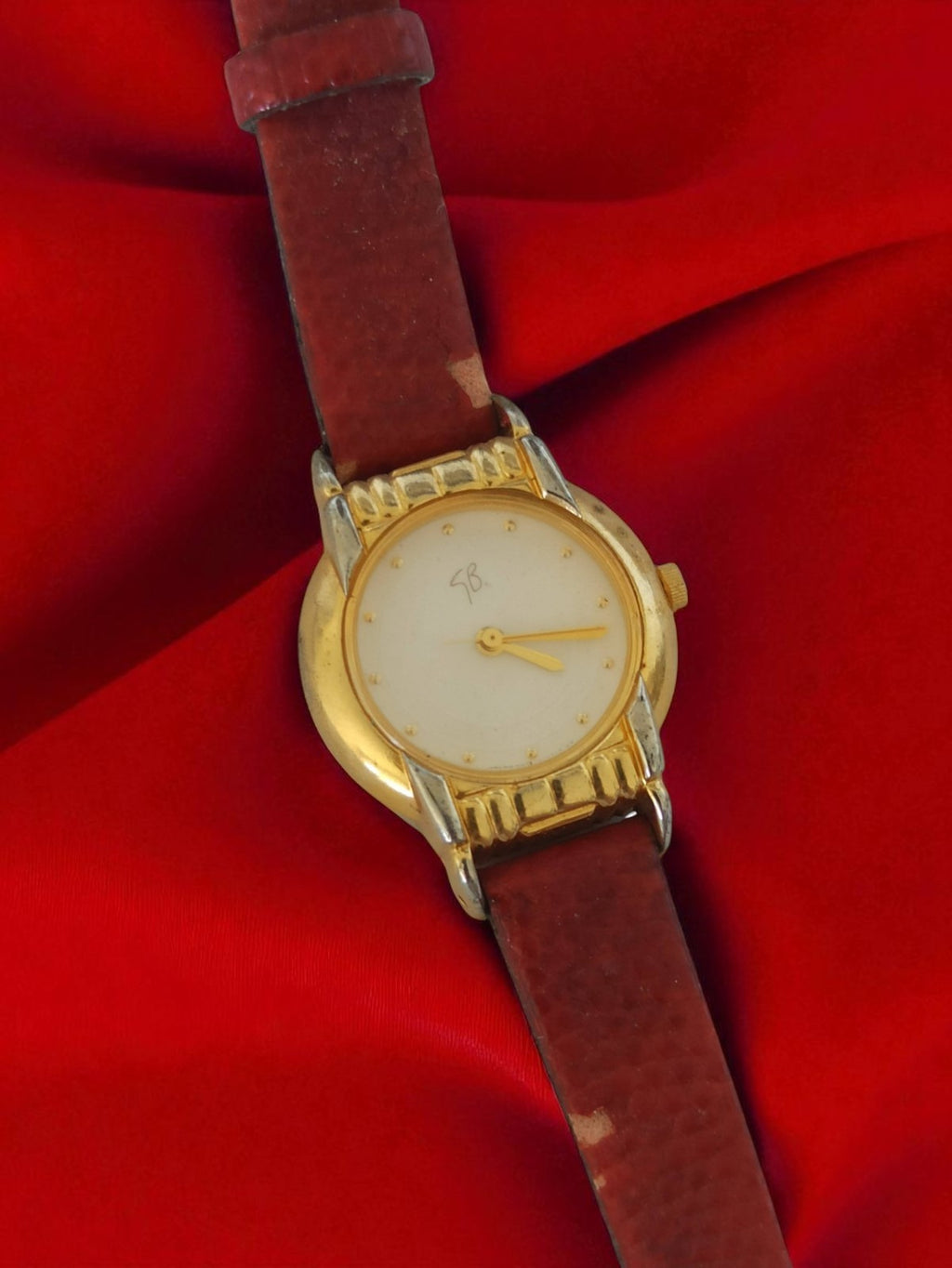 Montre femme vintage Geoffrey Beene dorée, ancien bracelet cuir brun