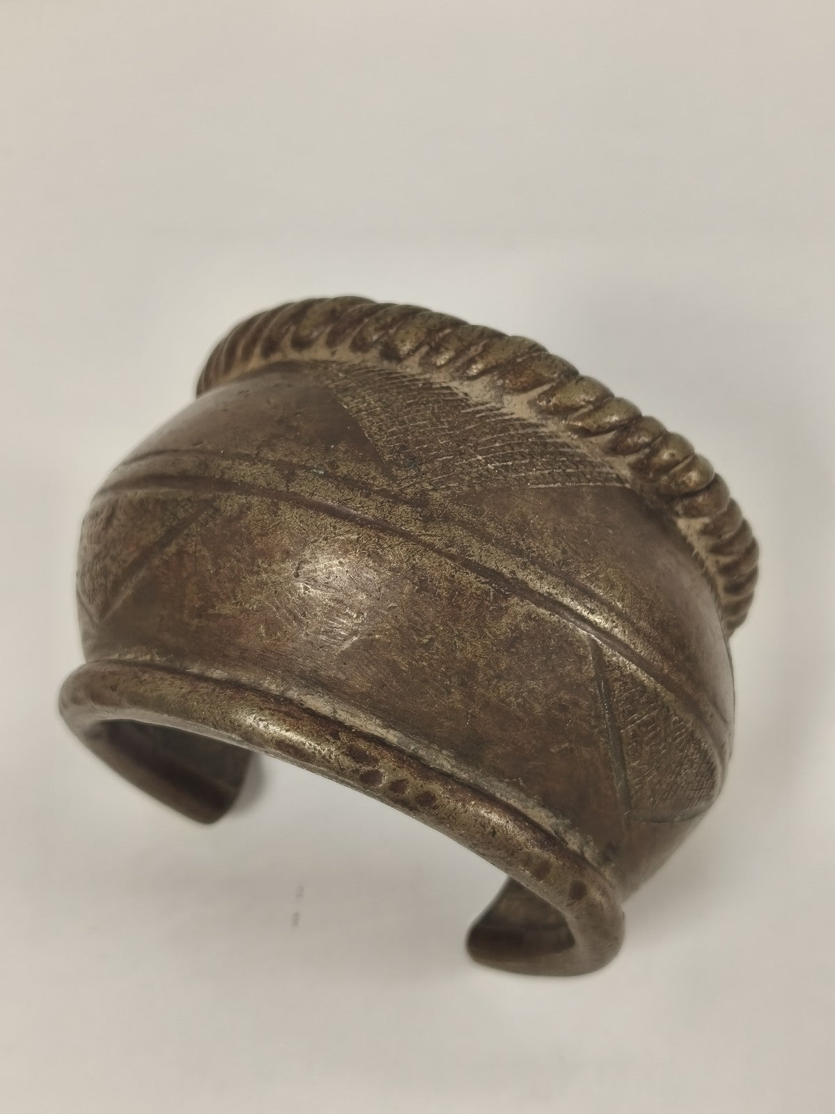Bracelet africain bronze large, motifs géométriques, jonc ouvert ethnique