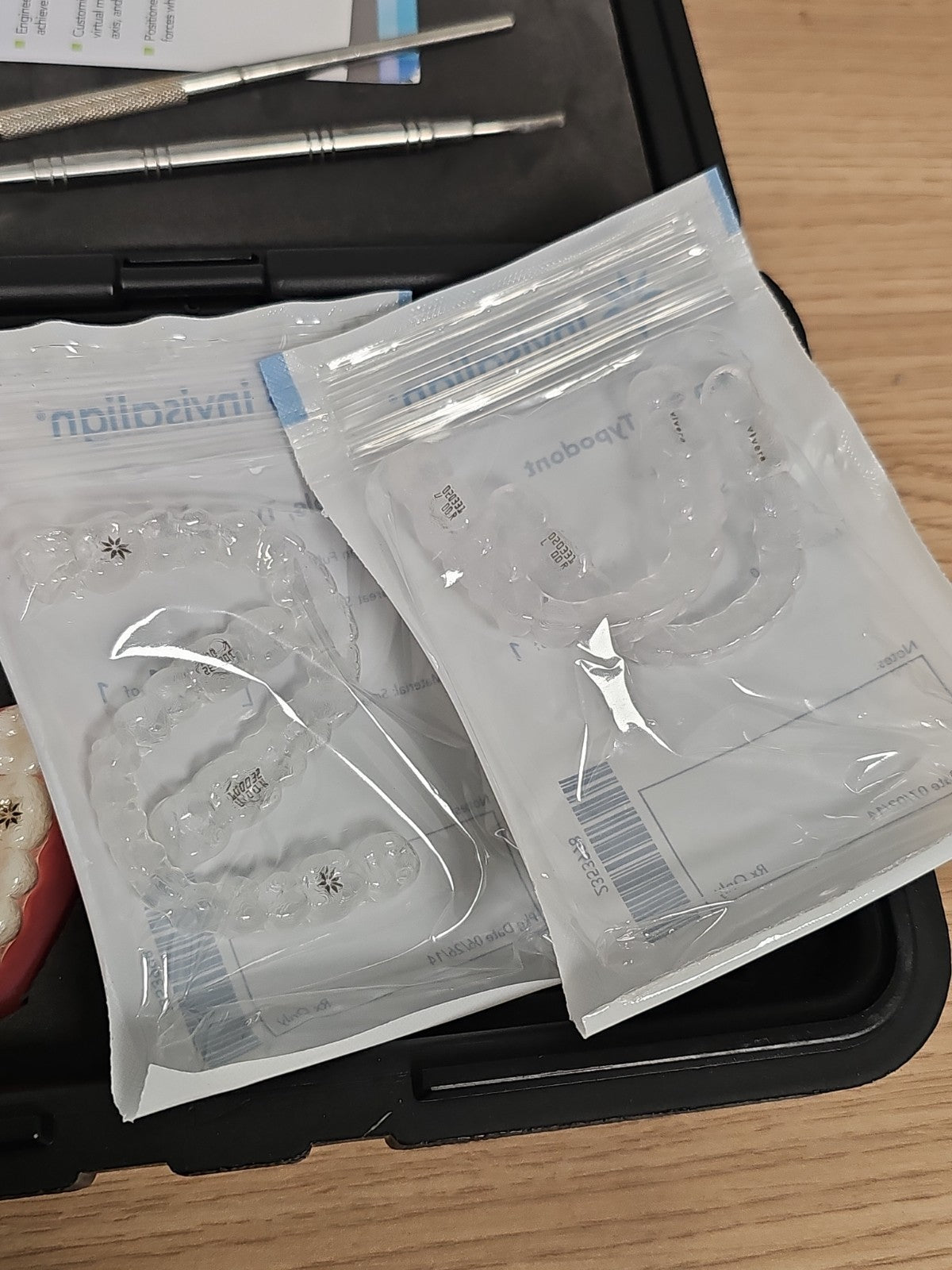 Kit orthodontique Invisalign avec gouttières, modèle dentaire et instruments