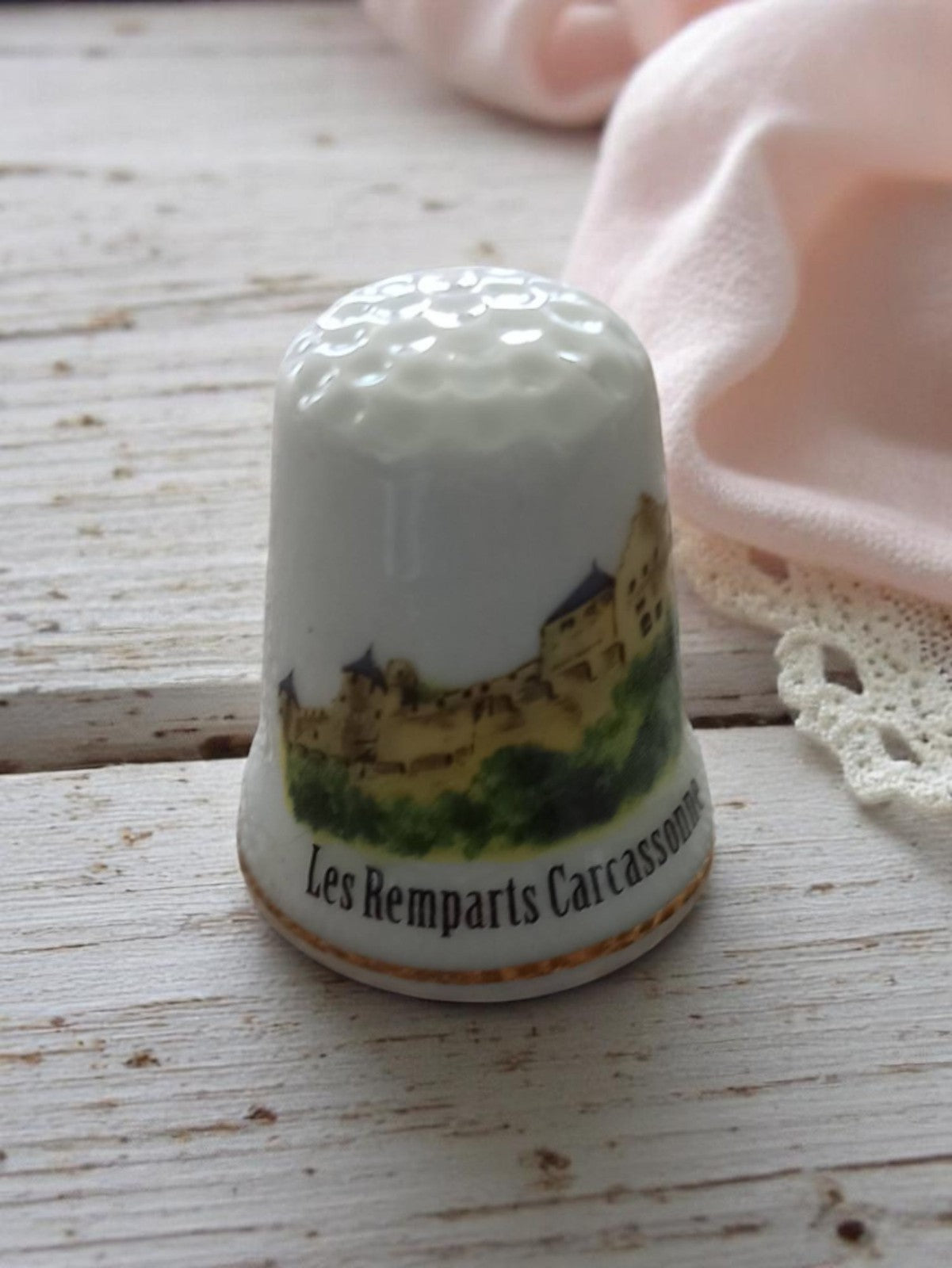 Dé à coudre ancien Les Remparts Carcassonne porcelaine souvenir vintage couture