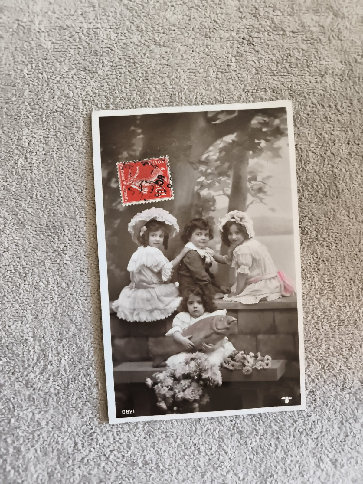 CPA ancienne photo enfants poisson timbre rouge humoristique