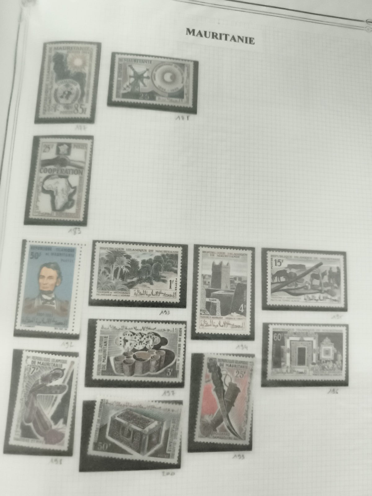 Timbres Mauritanie lot thématiques Afrique animaux architecture (philatelie)