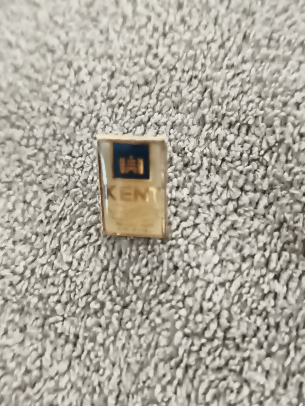 Pin's vintage KENT carré doré logo bleu années 80 badge publicitaire (Ref 5)