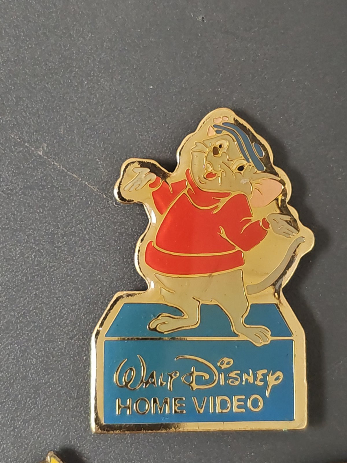 Vintage pin's ancien Walt Disney Home Video collection rétro rare badge film
