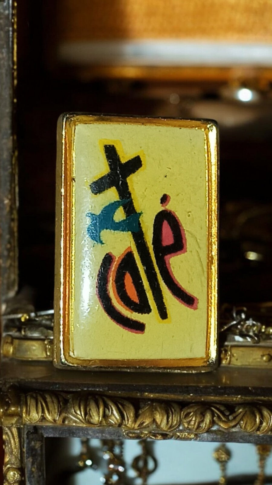 Pin's vintage émaillé rectangulaire Café graphisme années 80 jaune