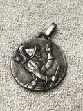 Médaille ancienne relief profil homme chapeau, pendentif rond vintage