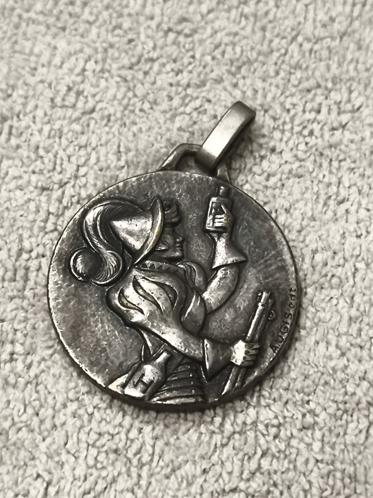 Médaille ancienne relief profil homme chapeau, pendentif rond vintage