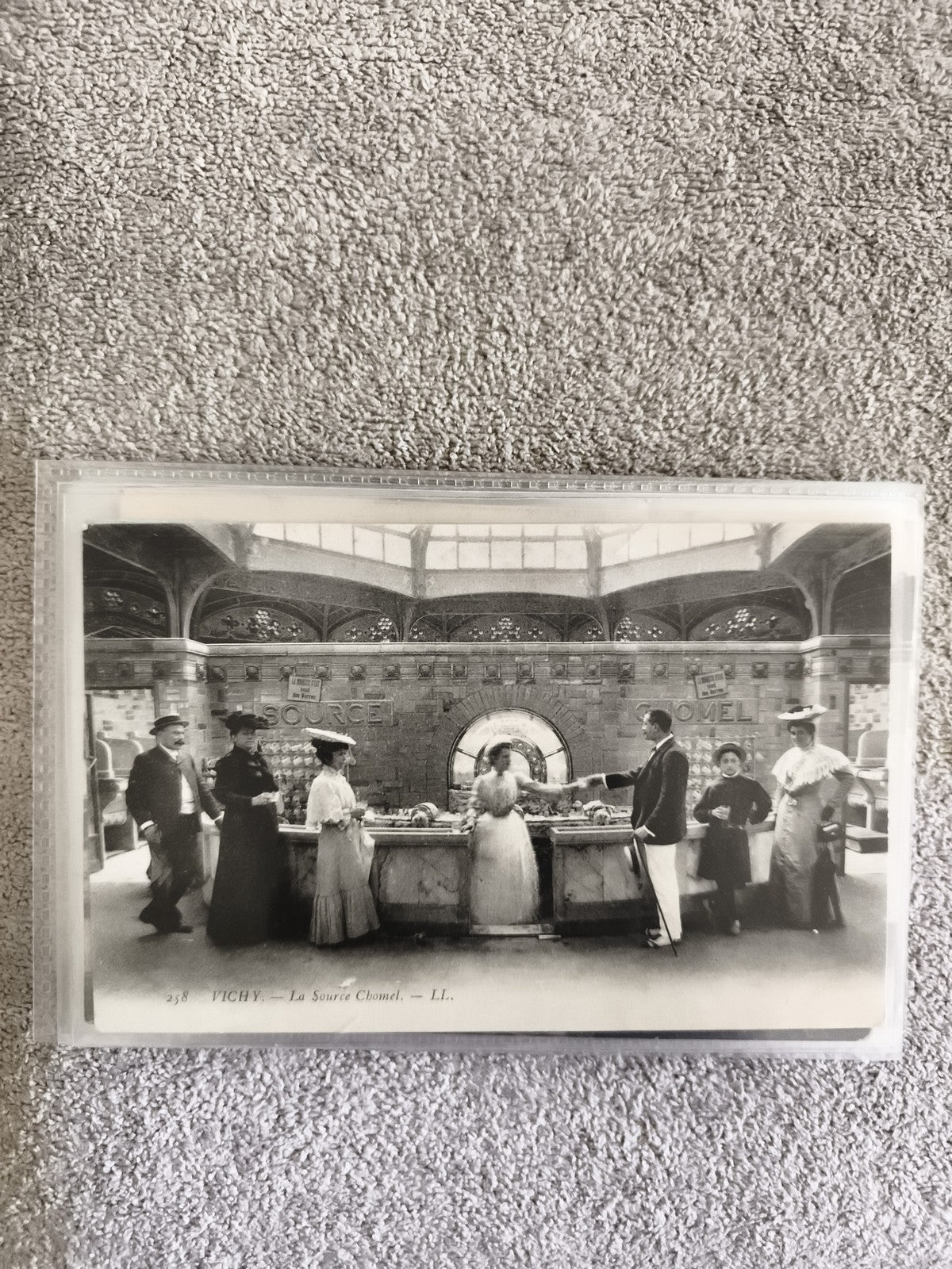 CPA Vichy Source Chomel LL carte postale ancienne noir et blanc