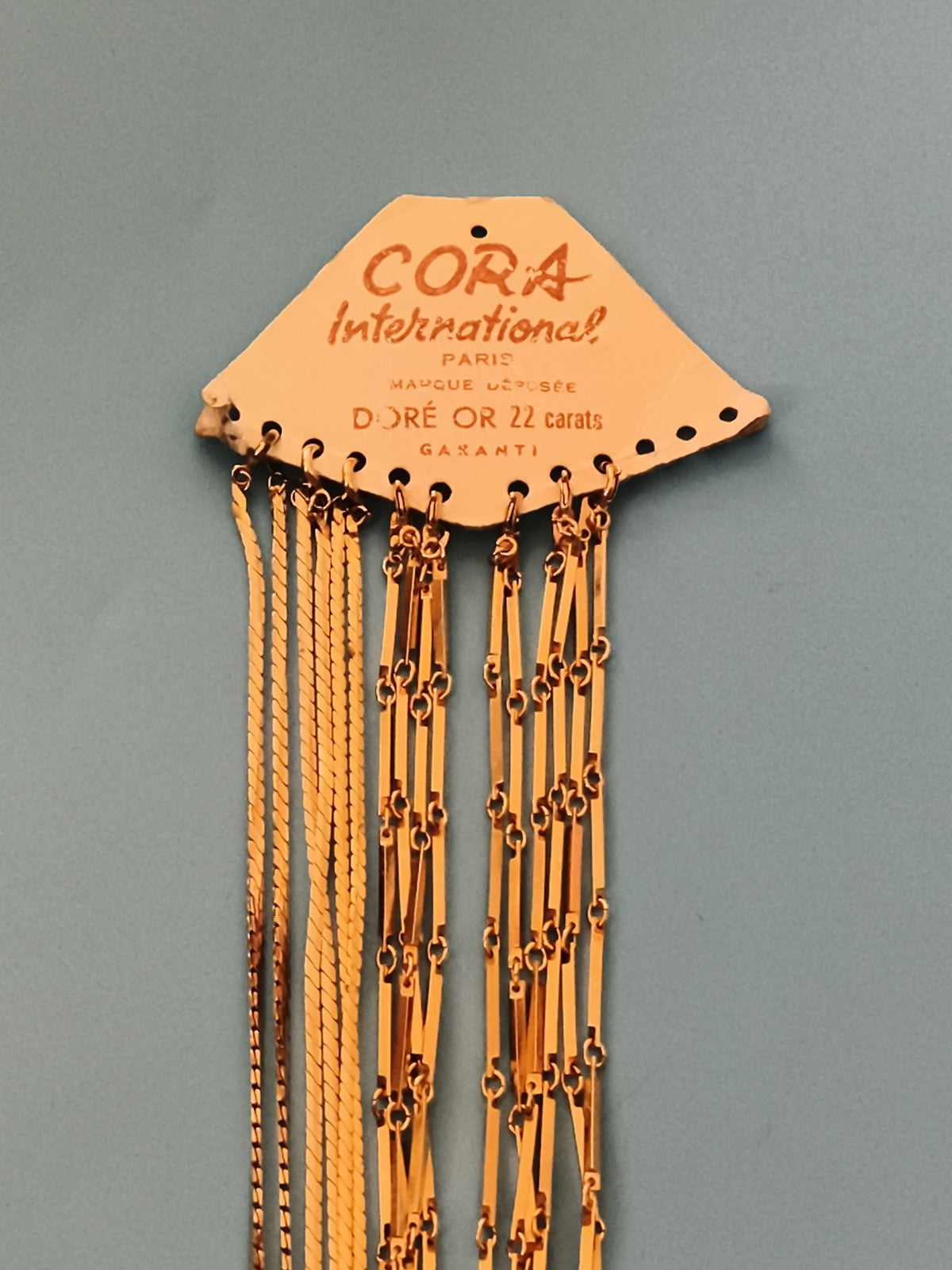 Colliers vintage CORA dorés or 22 carats, lot sur présentoir, années 80