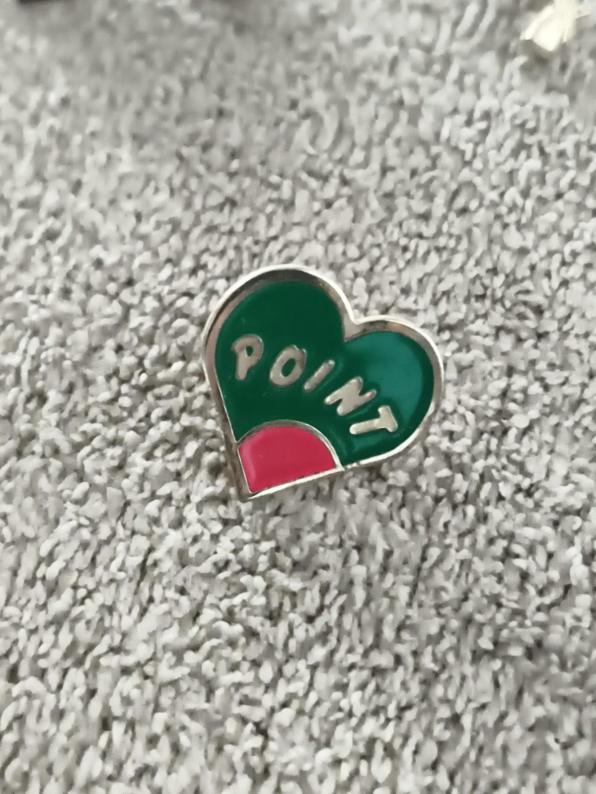 Pin's vintage cœur vert inscription POINT émaillé rétro (Ref 10)