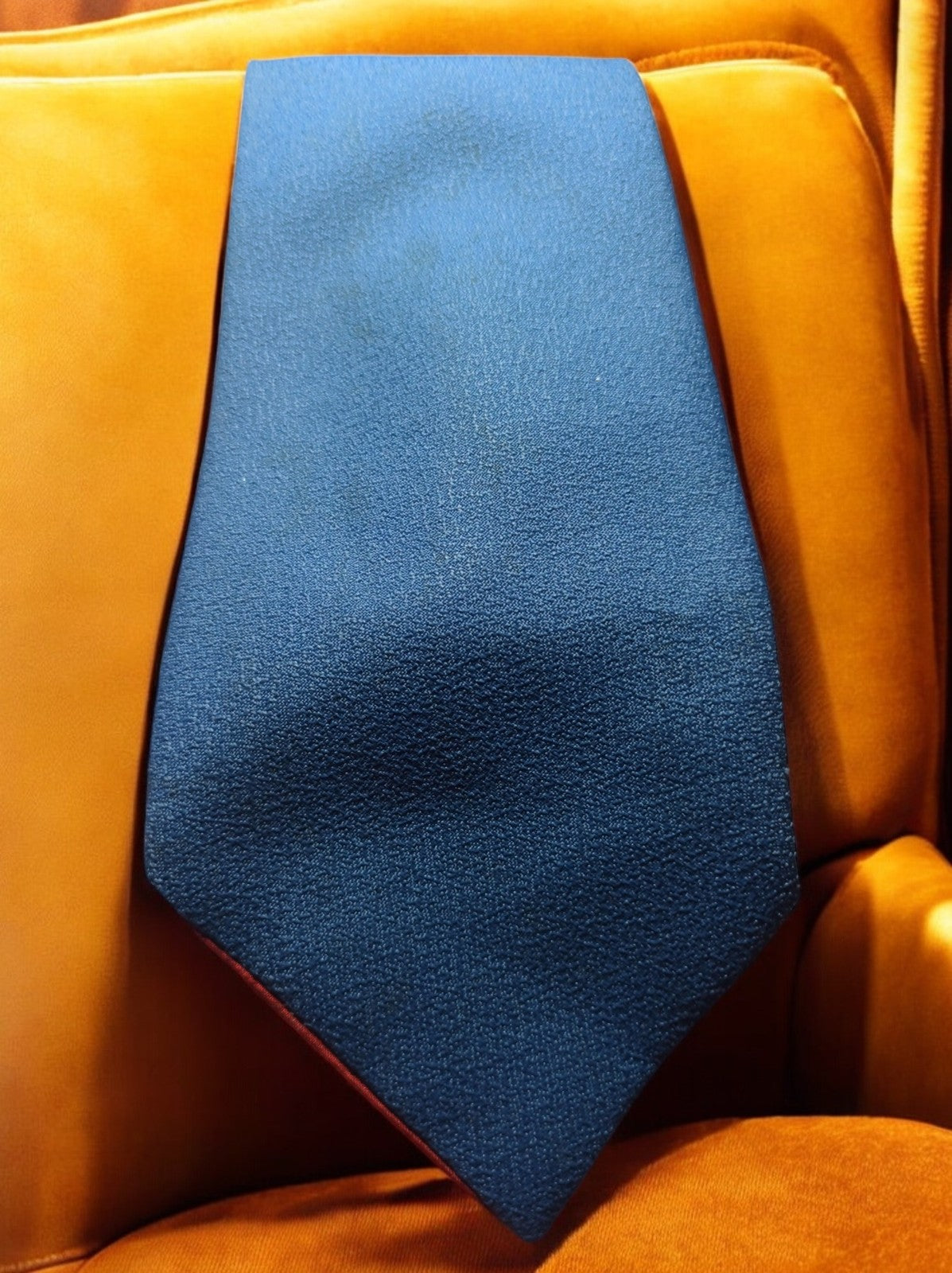 Cravate vintage en soie bleu uni, texture discrète, élégance classique