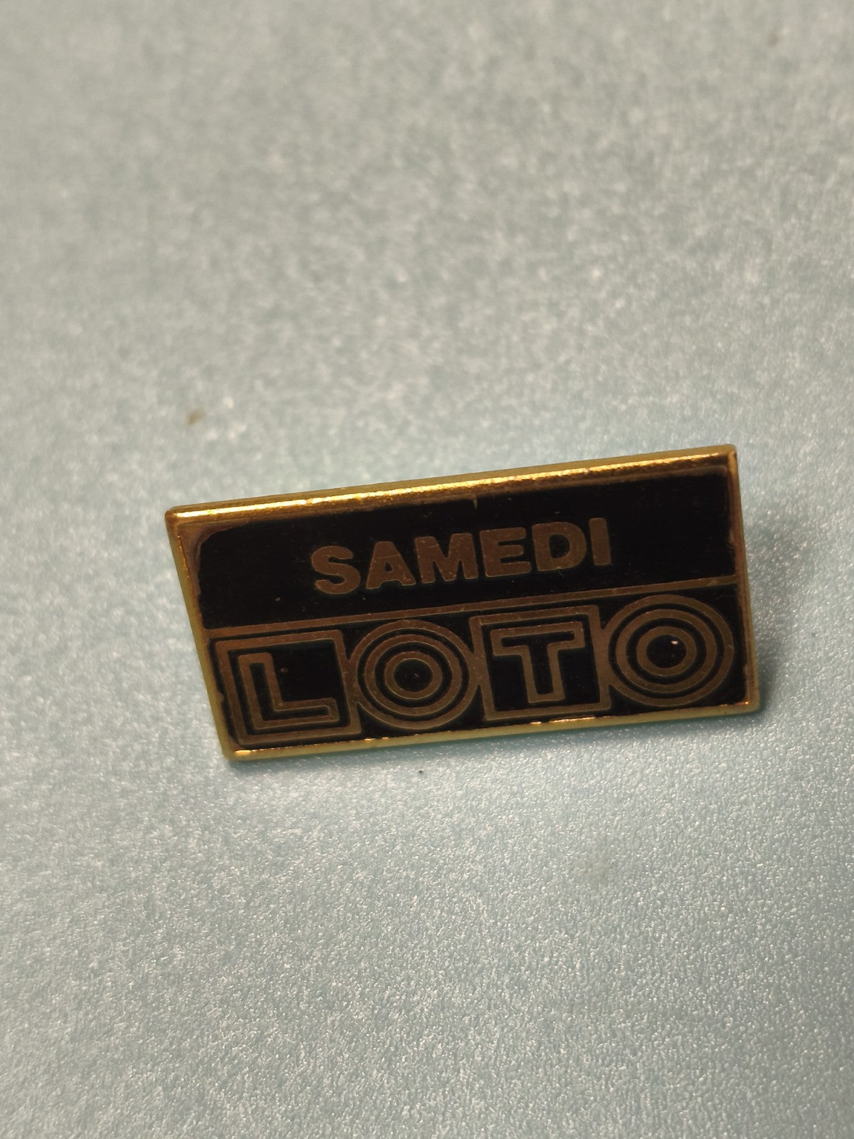 Vintage pin's Loto Samedi noir doré collection jeu ancien (ref 11)