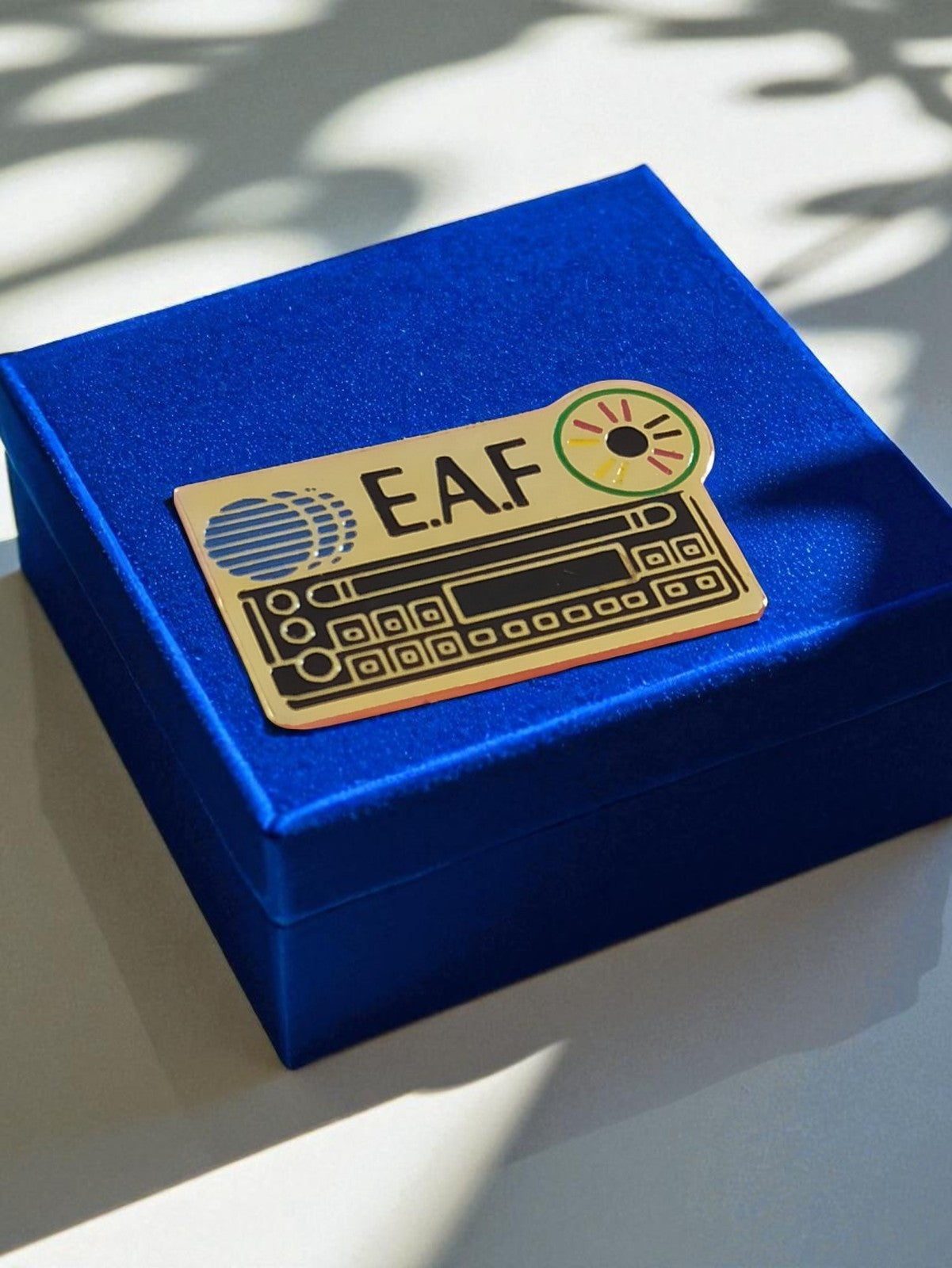 Pin's vintage émail E.A.F. logo disque doré années 80 badge publicitaire