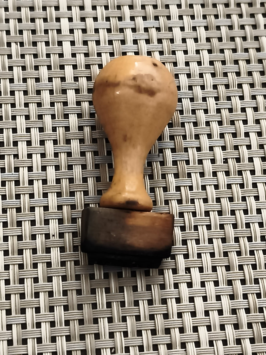 Tampon ancien à manche boule, aspect patiné, vintage cachet administratif