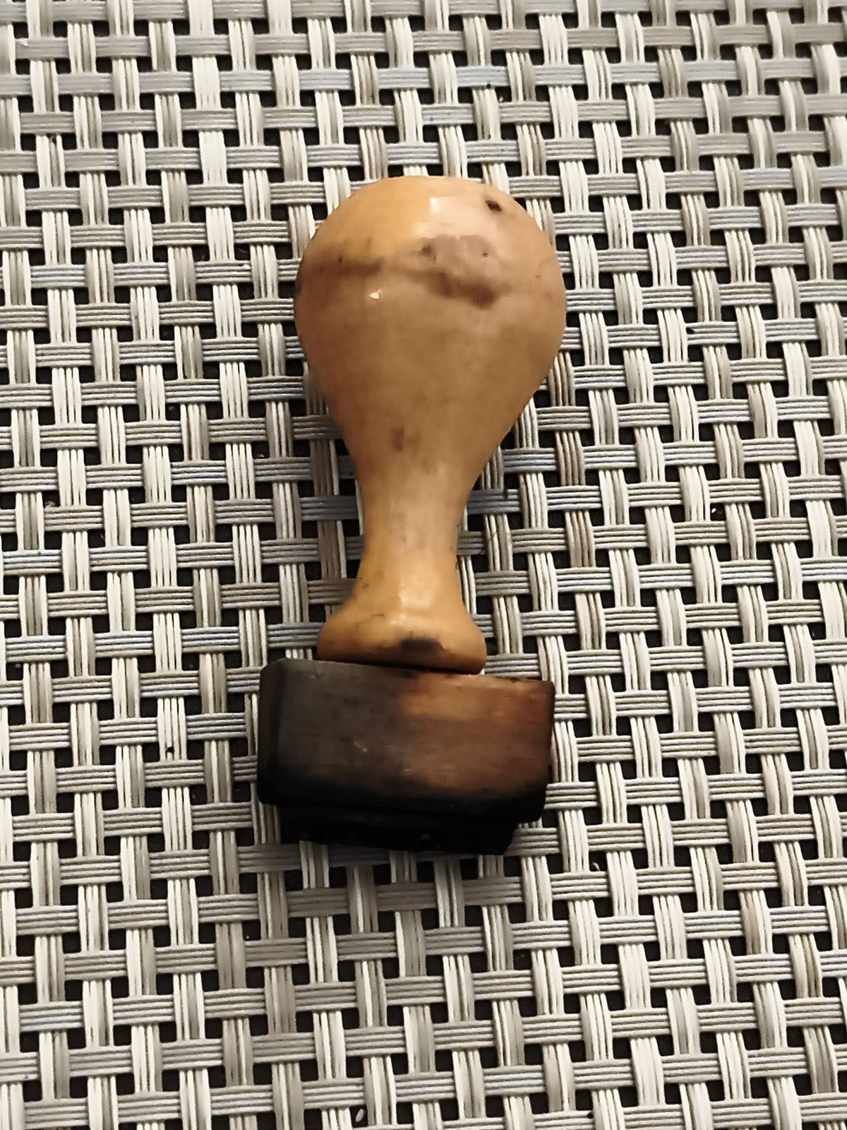 Tampon ancien à manche boule, aspect patiné, vintage cachet administratif