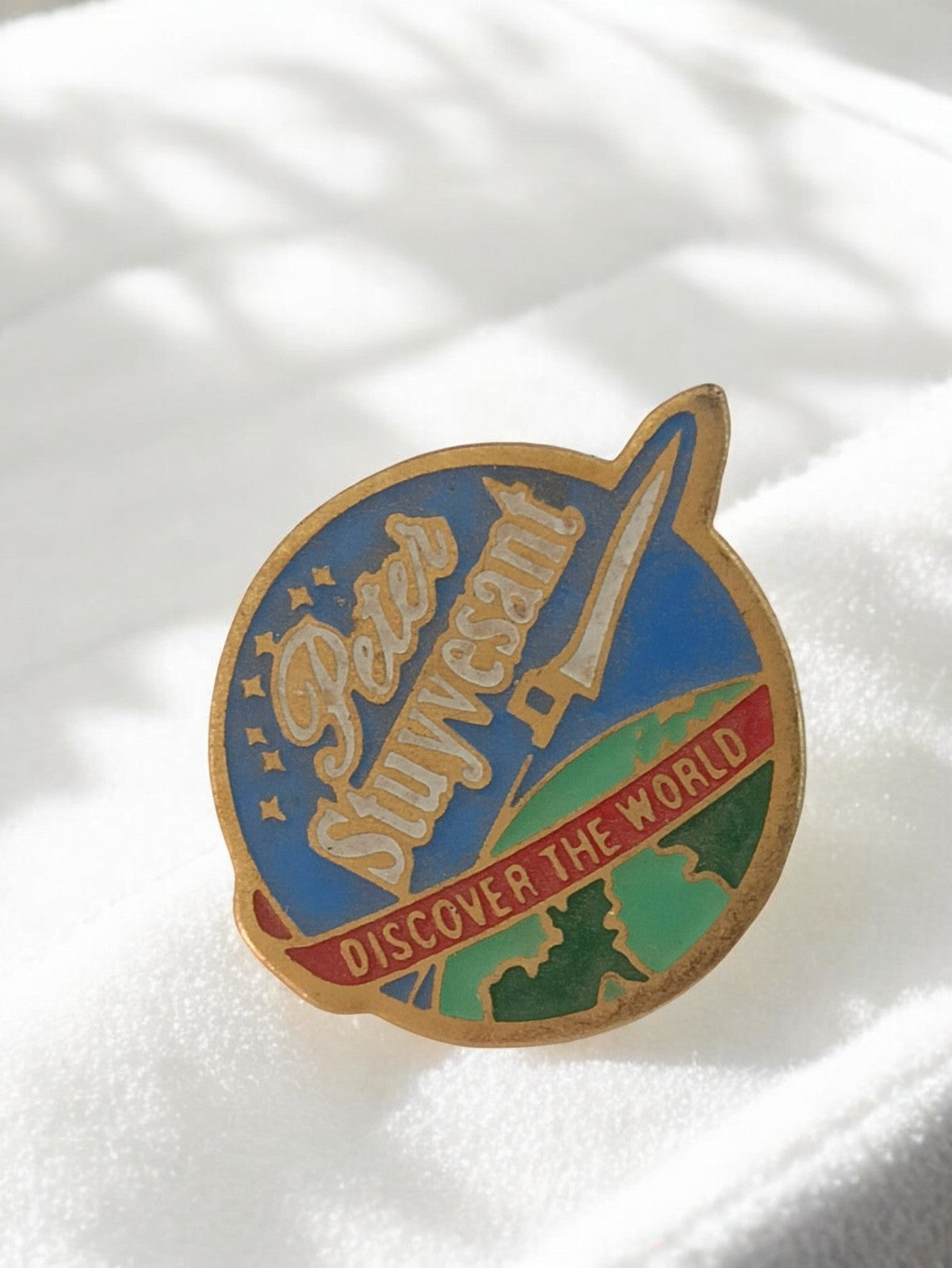 Pin's vintage Peter Stuyvesant Discover the World badge ancien tabac rétro